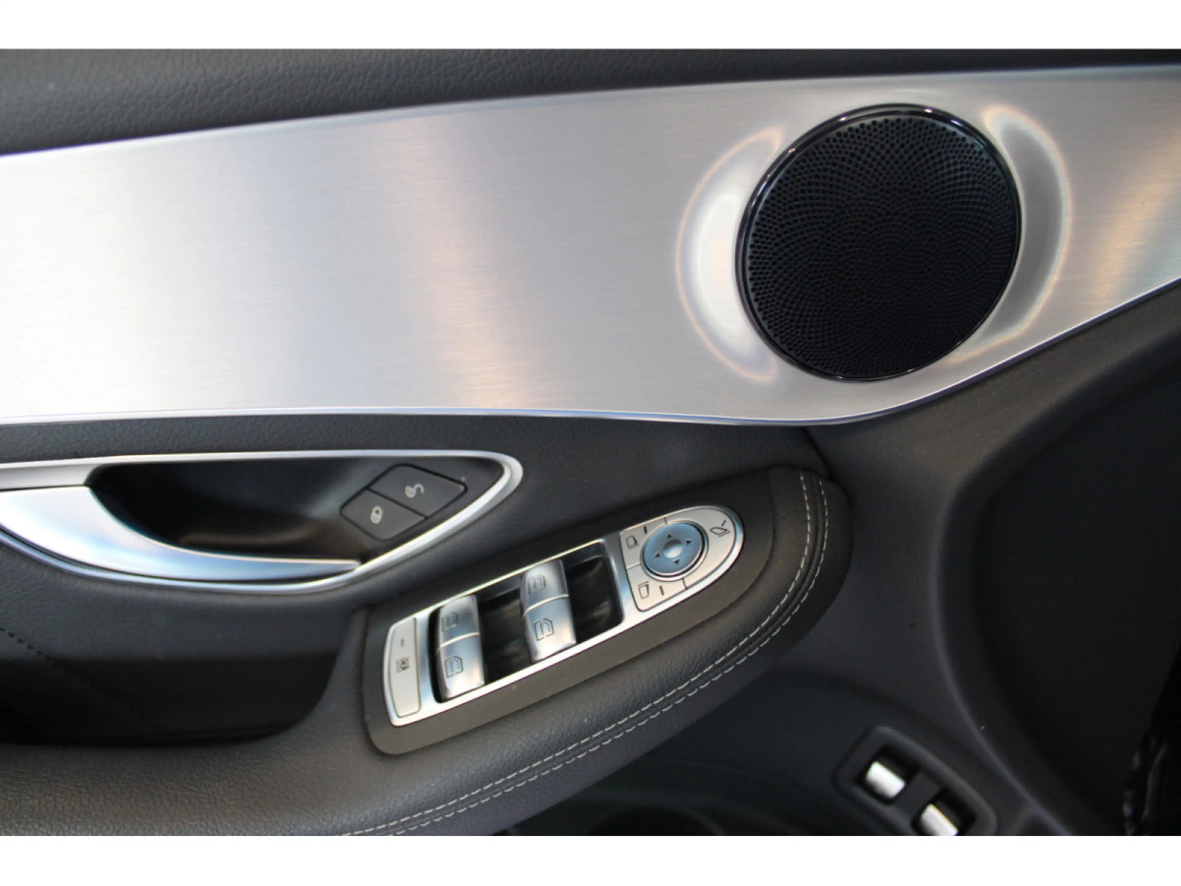 Mercedes-Benz GLC 250 4 MATIC COUPE AMG LINE PANO CUIR NAVI 1 HAND — photo 10