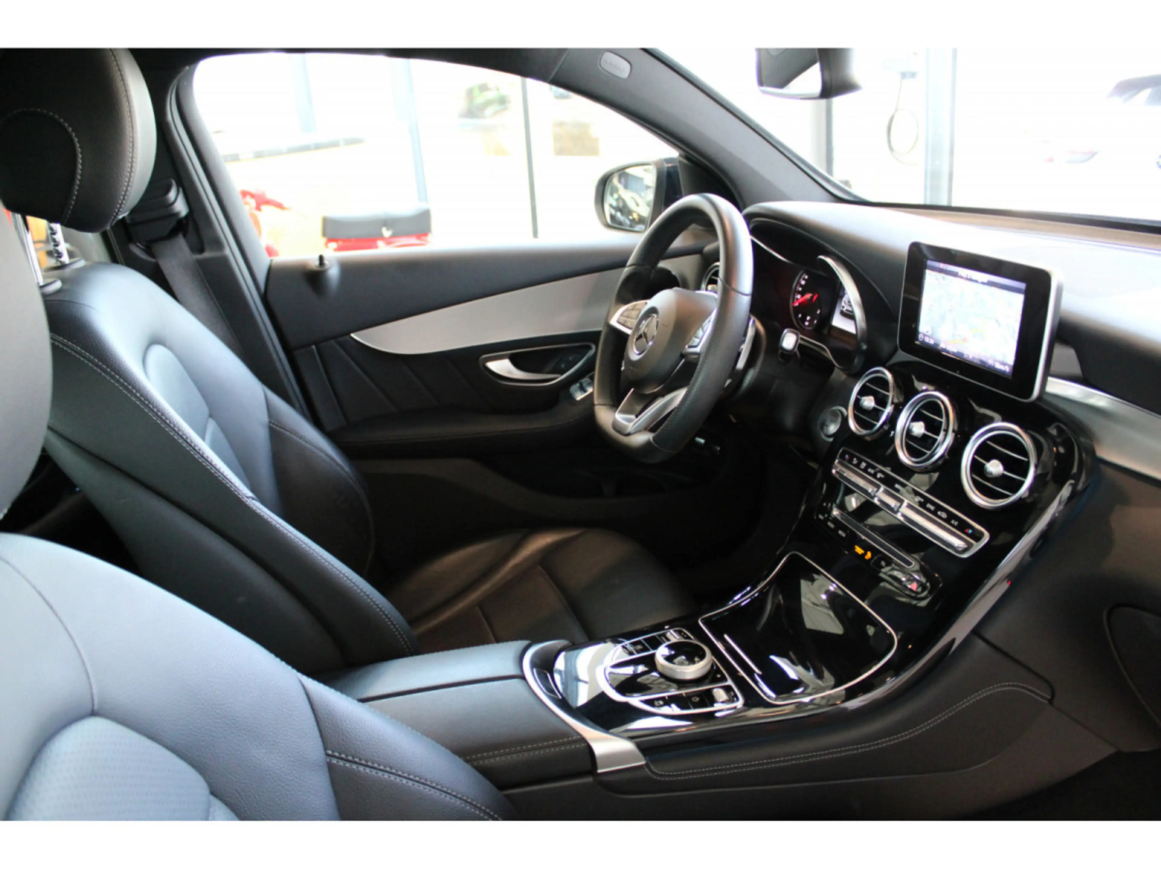 Mercedes-Benz GLC 250 4 MATIC COUPE AMG LINE PANO CUIR NAVI 1 HAND — photo 6
