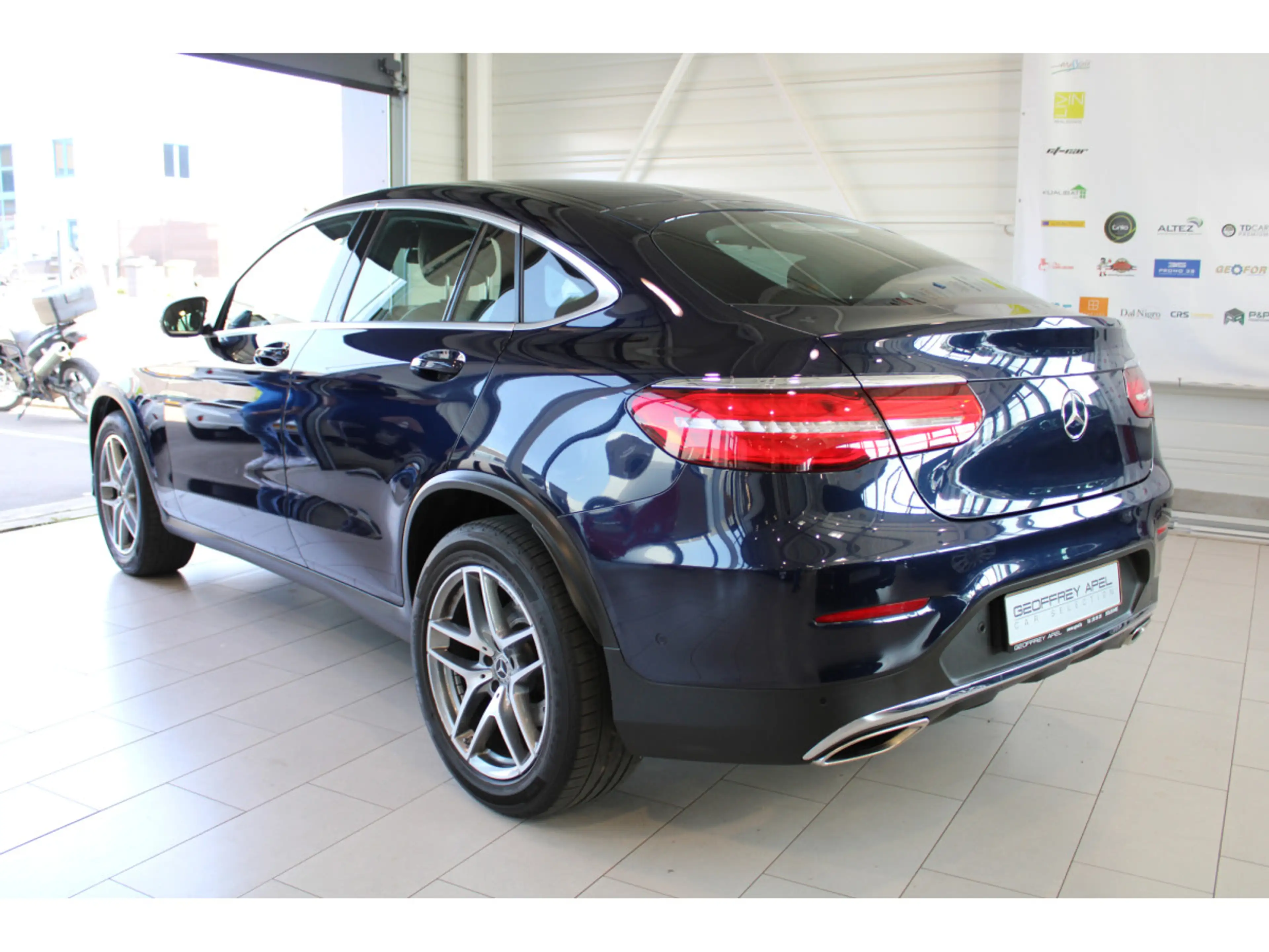 Mercedes-Benz GLC 250 4 MATIC COUPE AMG LINE PANO CUIR NAVI 1 HAND — photo 3