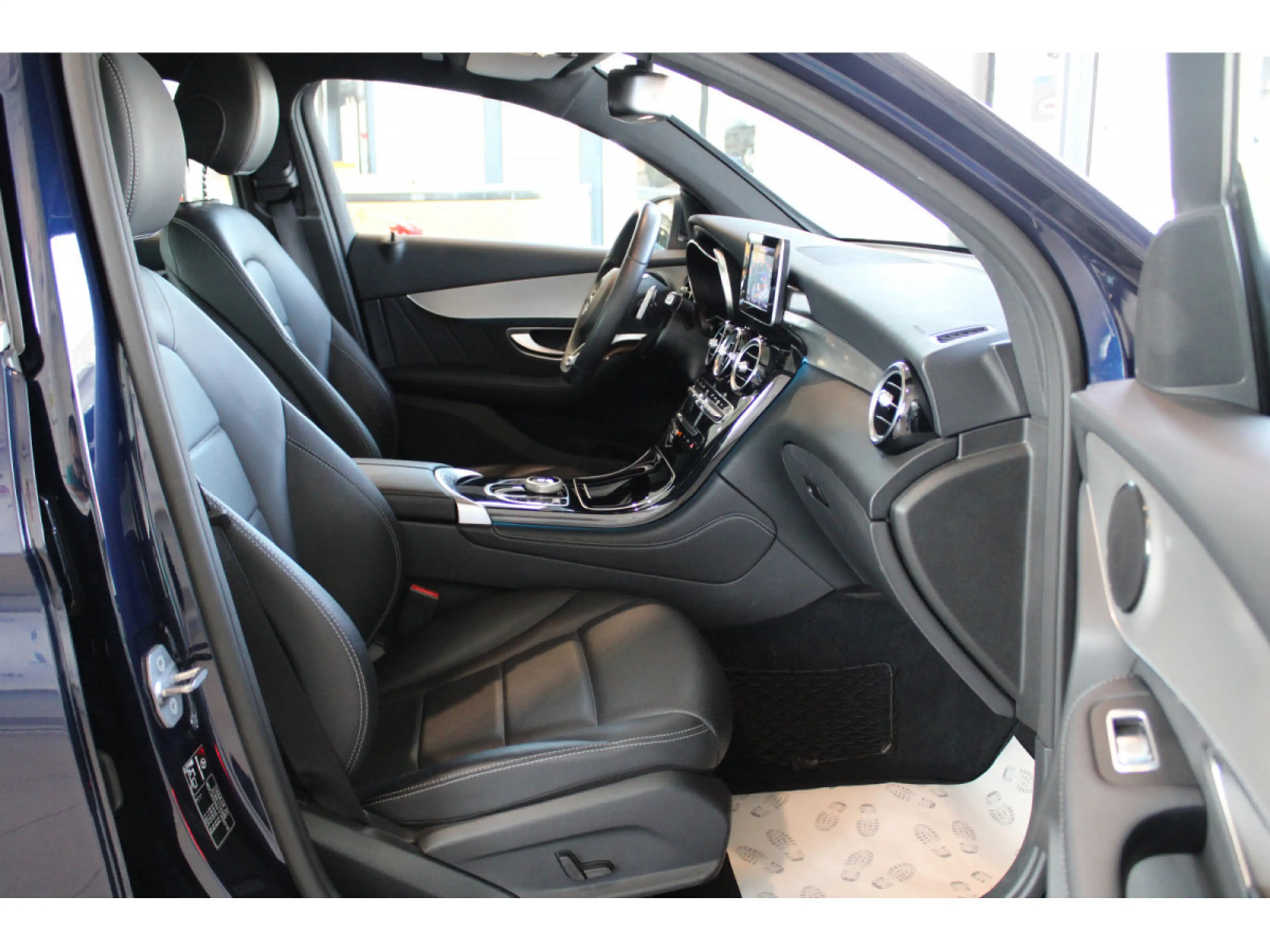 Mercedes-Benz GLC 250 4 MATIC COUPE AMG LINE PANO CUIR NAVI 1 HAND — photo 5