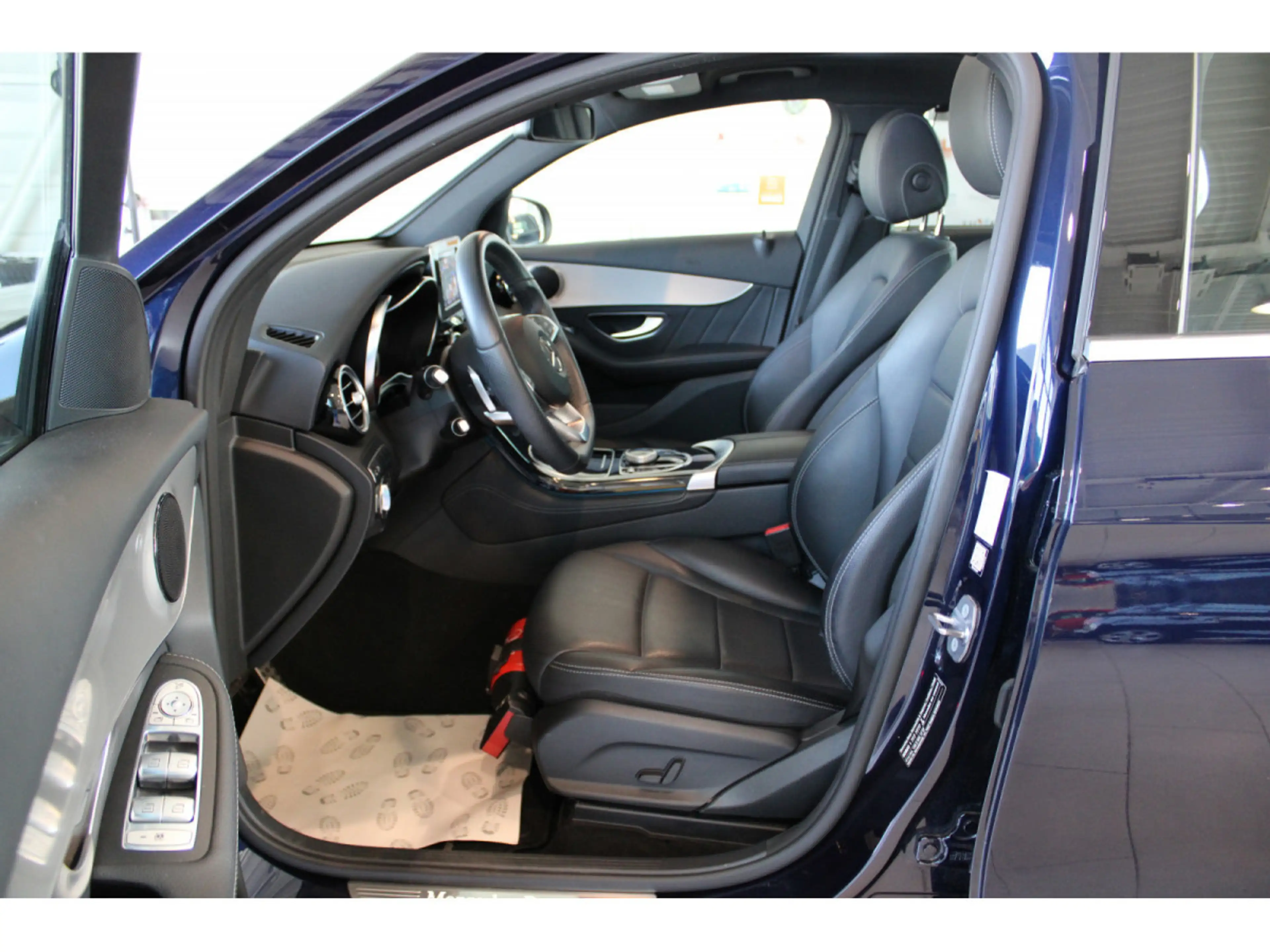 Mercedes-Benz GLC 250 4 MATIC COUPE AMG LINE PANO CUIR NAVI 1 HAND — photo 8