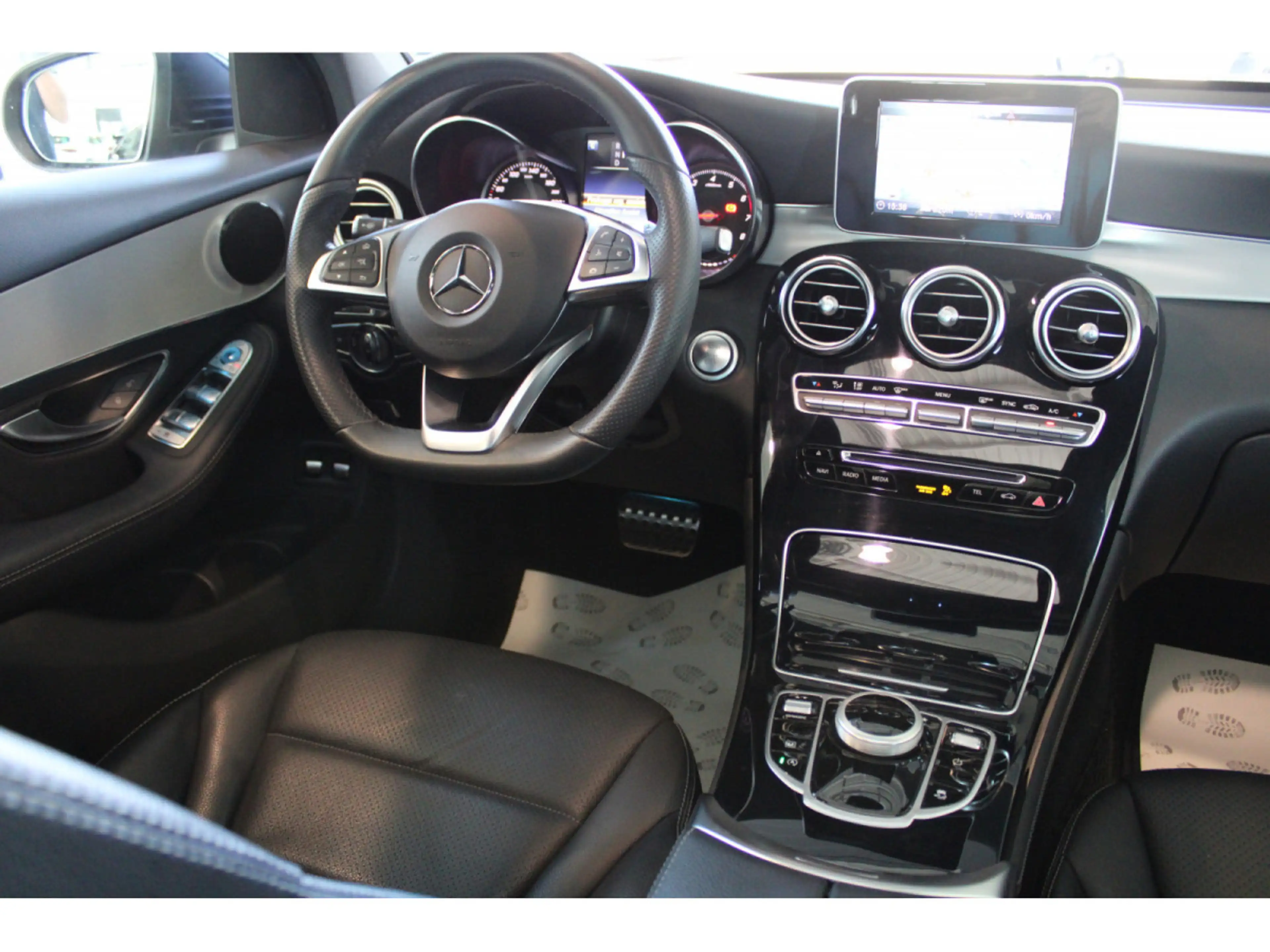 Mercedes-Benz GLC 250 4 MATIC COUPE AMG LINE PANO CUIR NAVI 1 HAND — photo 12