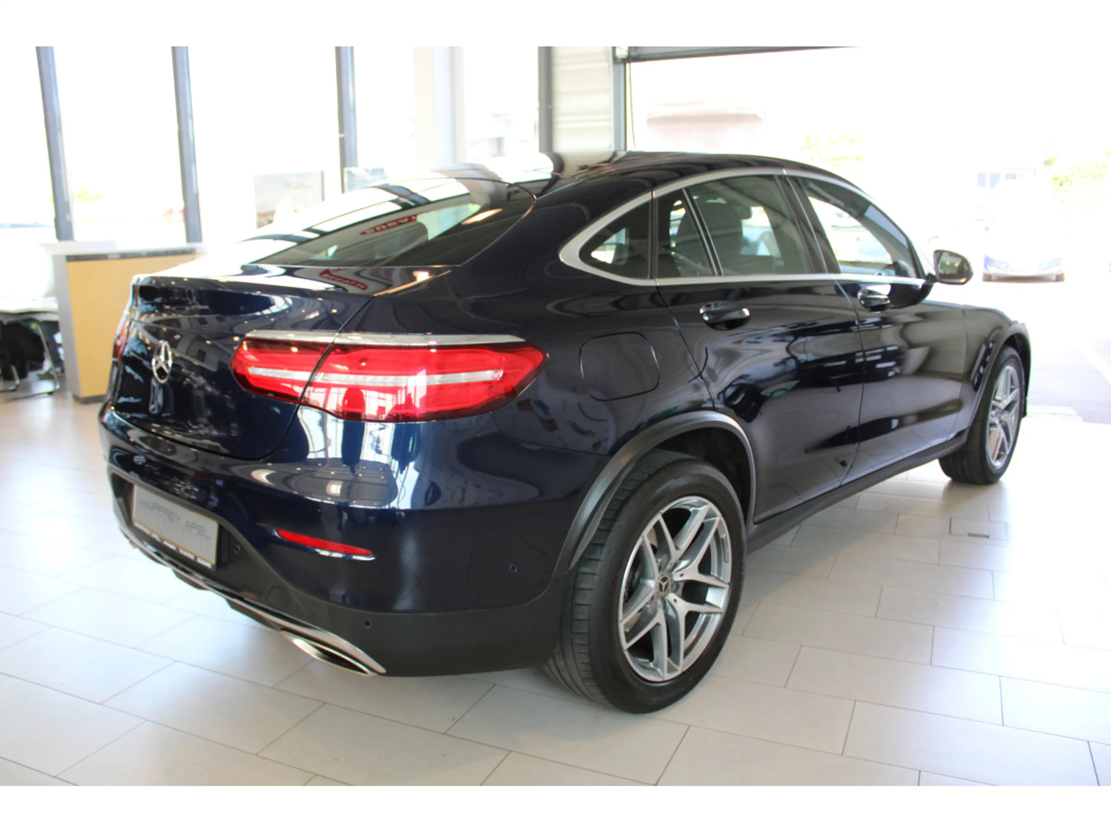 Mercedes-Benz GLC 250 4 MATIC COUPE AMG LINE PANO CUIR NAVI 1 HAND — photo 2