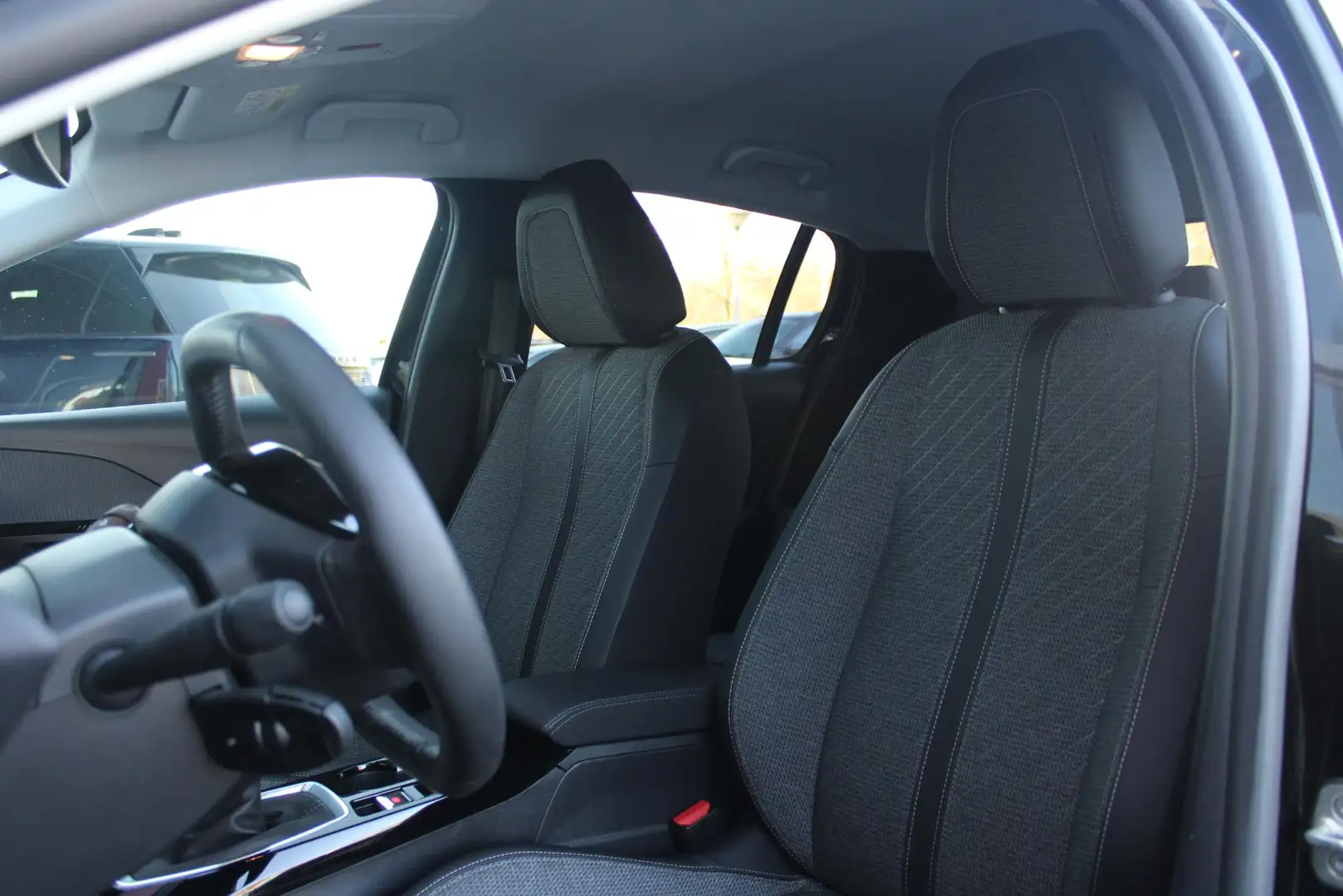 Peugeot 208 1.2 100PK ALLURE | ACHTERUITRIJ CAMERA | NAVIGATIE Zwart - 2