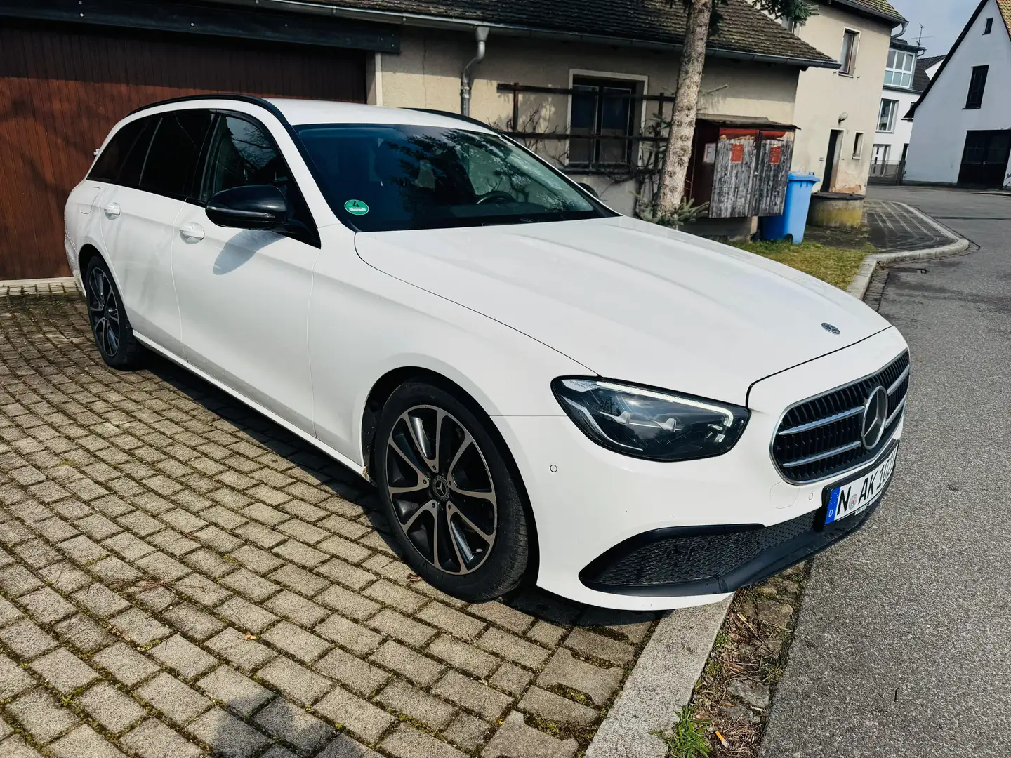 Mercedes-Benz E 220 E220d MBUX DISTRONIC AHK KAMERA 1HAND TÜV 01/26 Blanc - 1