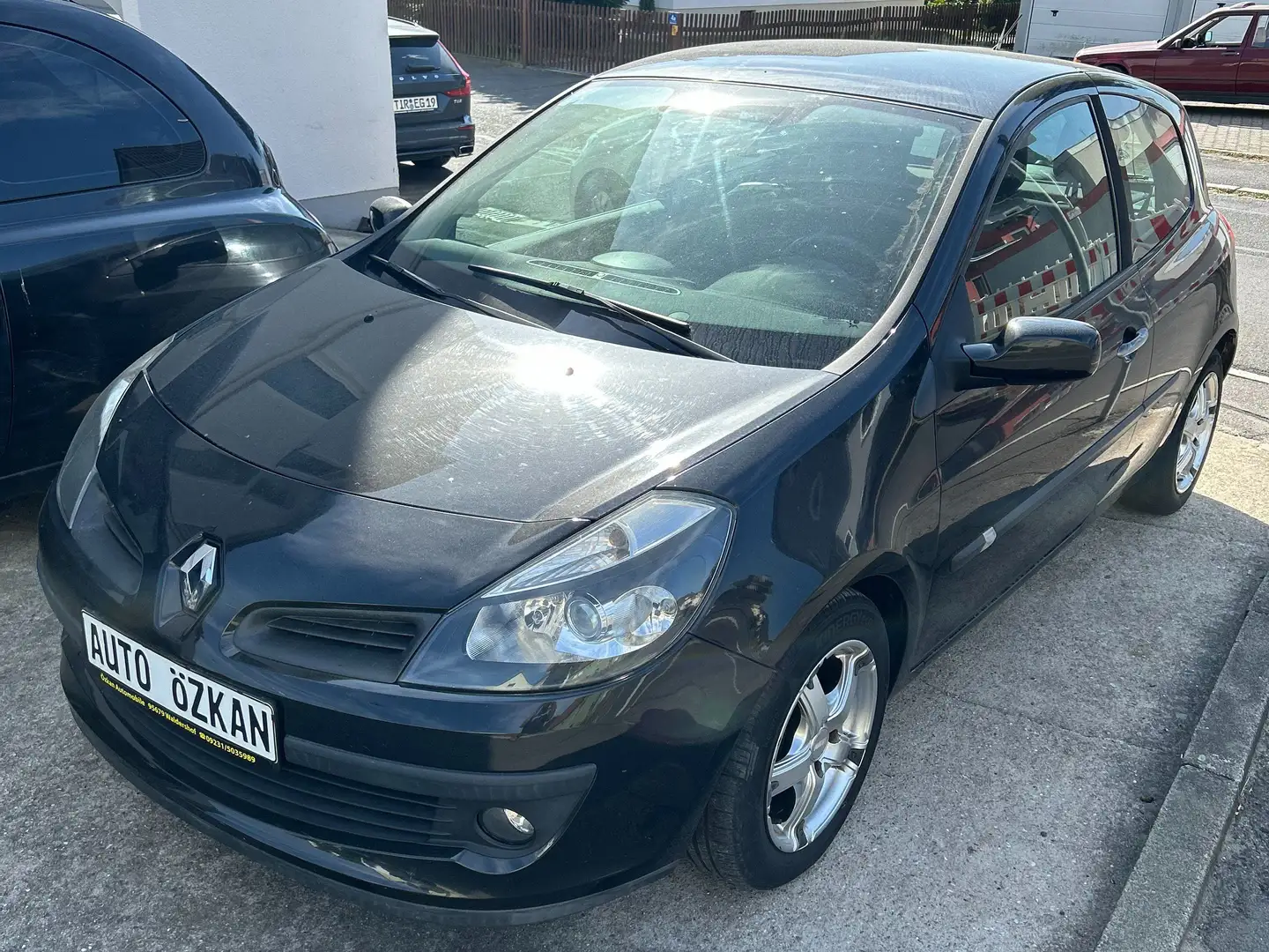 Renault Clio 1.2 16V Expression Schwarz - 1