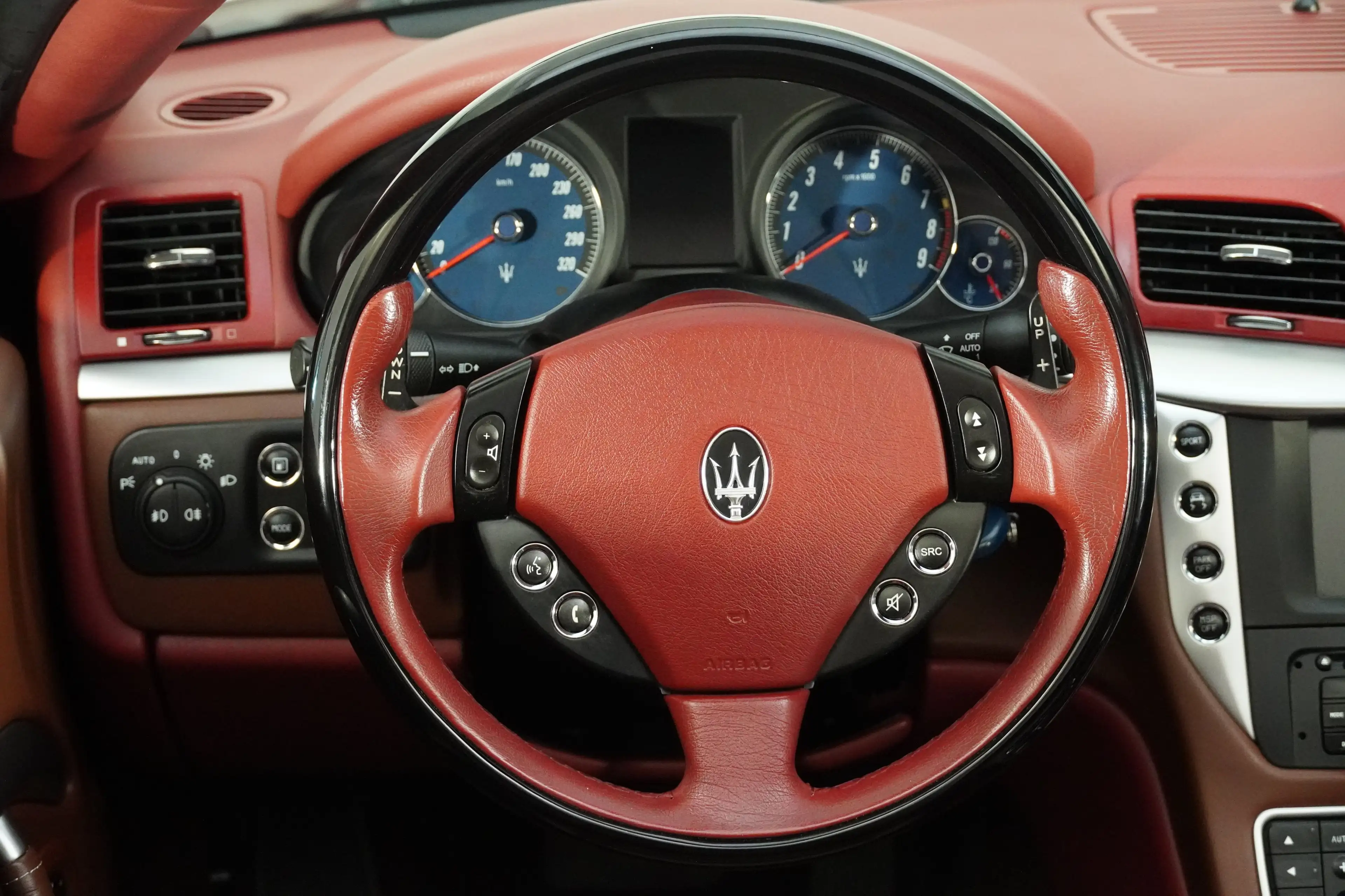 Maserati GranCabrio — photo 15