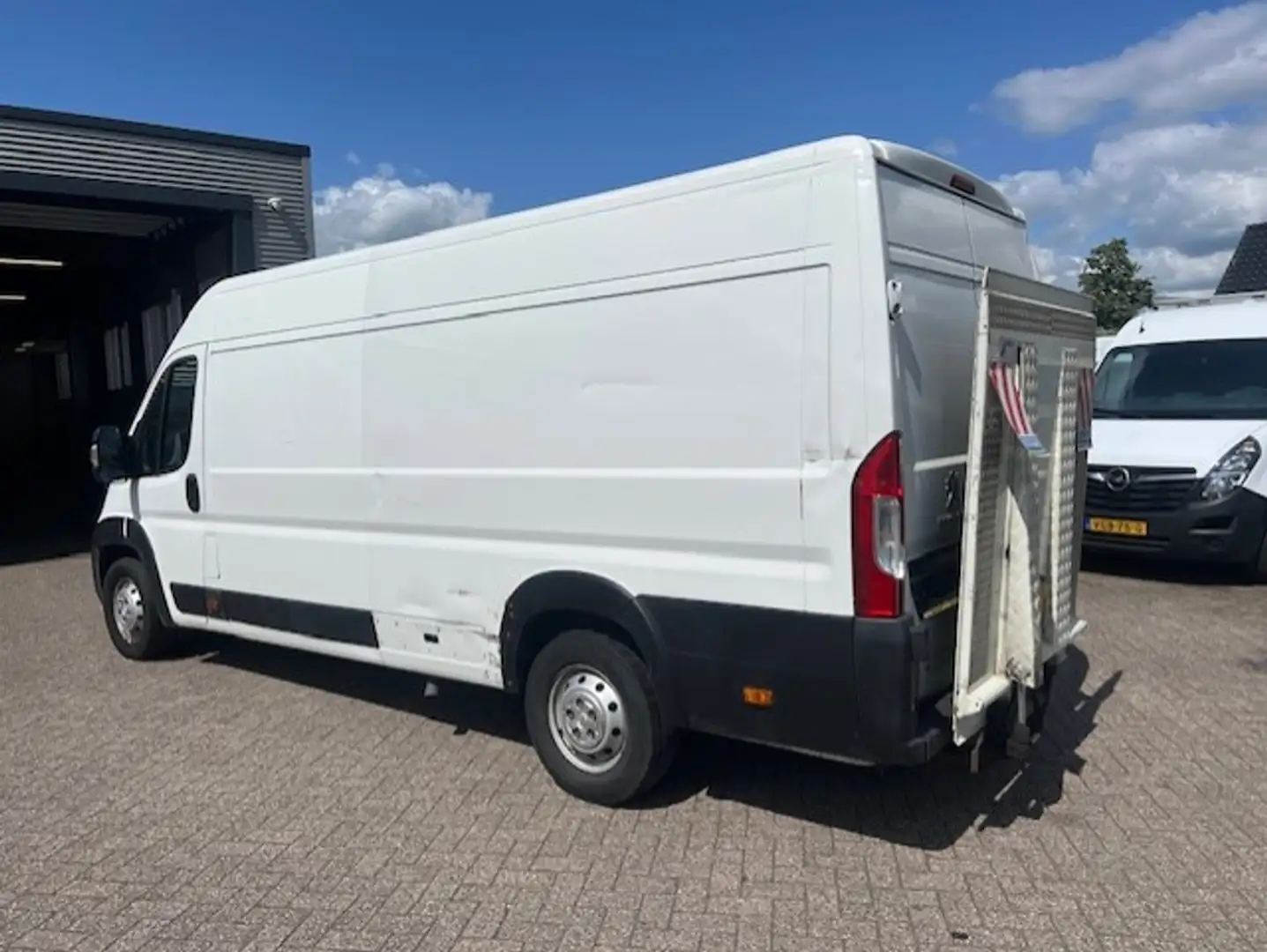 Peugeot Boxer 35 2.0 BlueHDI L3H2 MAXI AIRCO KLIMA LAADKLEP LBW Wit - 2