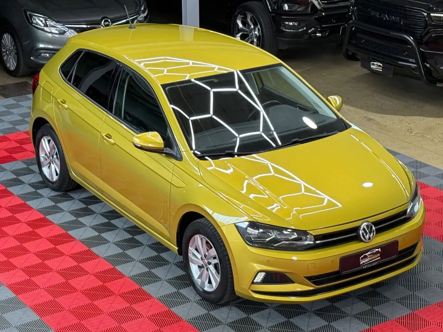 Volkswagen Polo VI Comfortline Jaune - 1