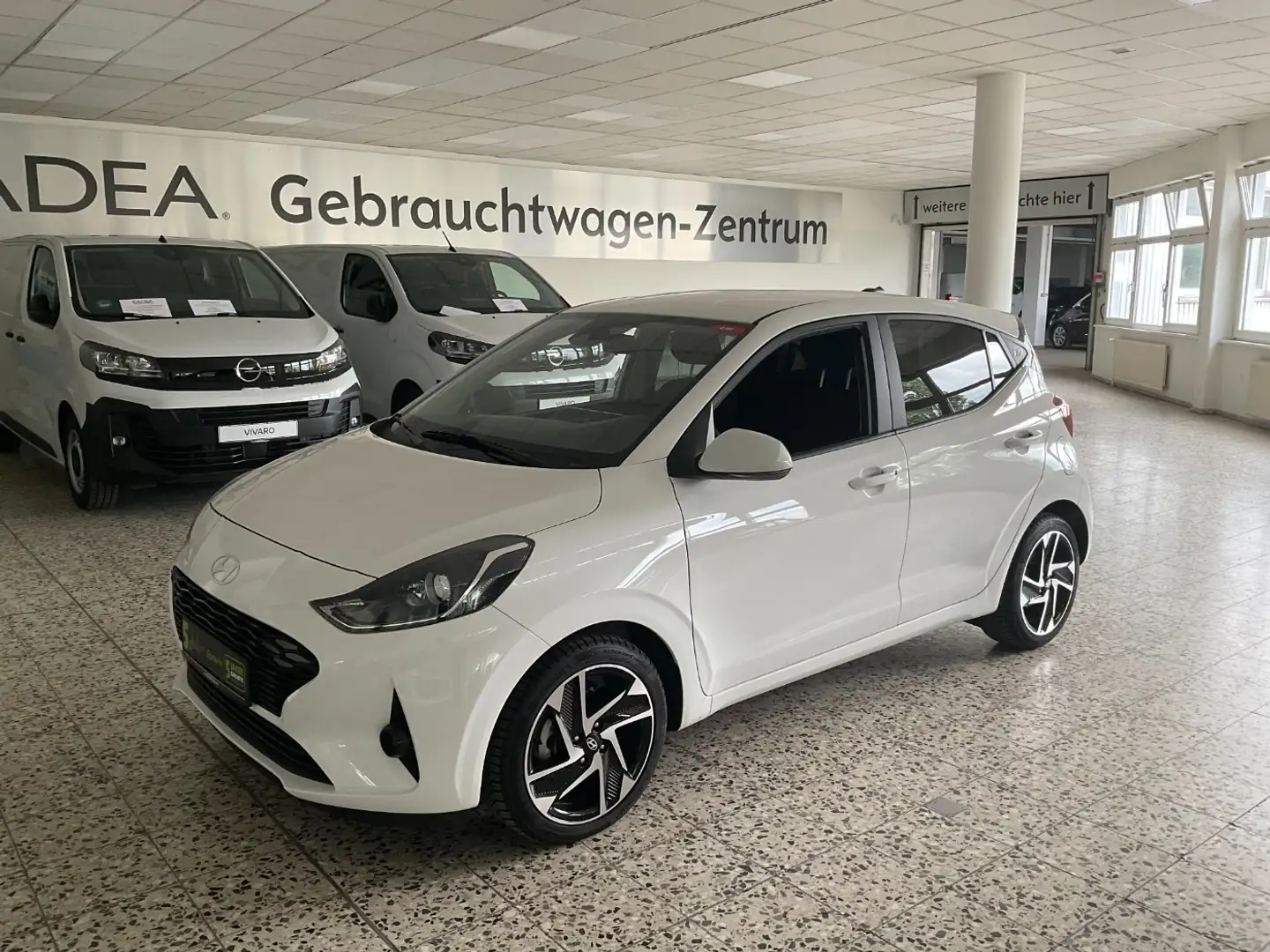 Hyundai i10 1.2 Navi+SHZ+Winterp.+Fernlichtass.+Kam.+LM Weiß - 2