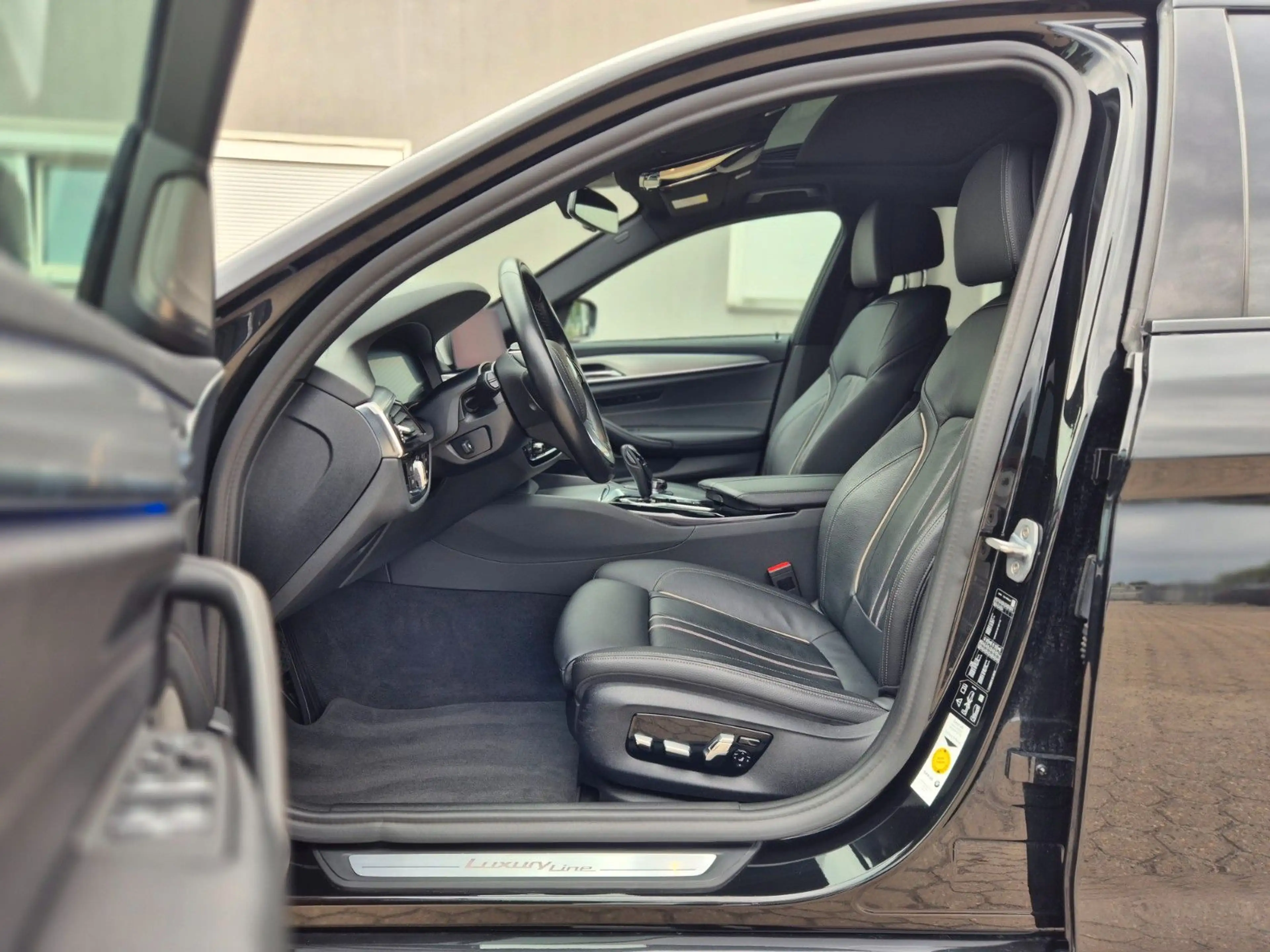 BMW 540 i xDrive Limousine Luxury Line LED/ HUD/ ACC — photo 14