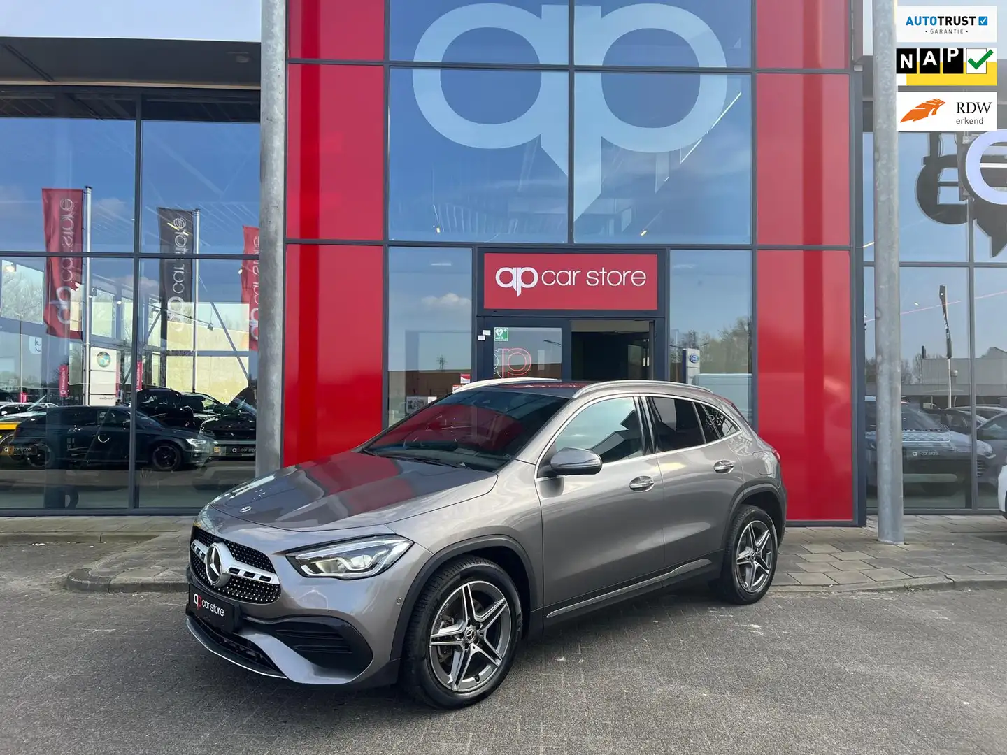 Mercedes-Benz GLA 250 e AMG Line Šedá - 1