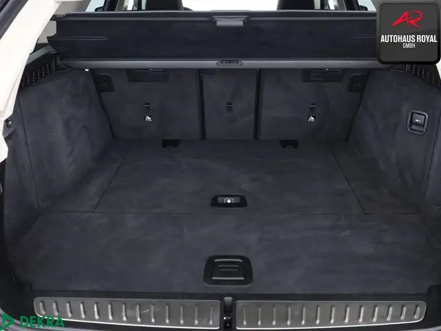 BMW 5 Series view 26