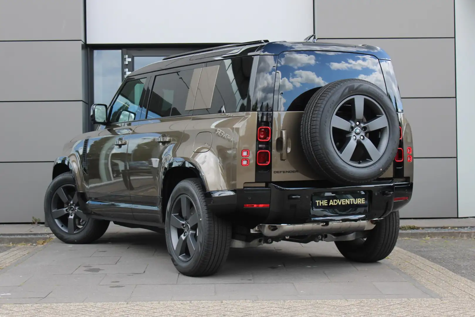 Land Rover Defender 110 P300e 110 X-Dynamic SE | Trekhaak | Cold Clima Bruin - 2