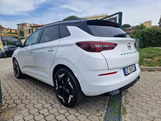 Opel Grandland view 4