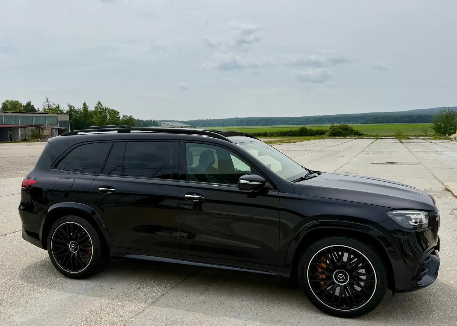 Mercedes-Benz GLS 63 AMG 4MATIC+ Aut. *23 Zoll*Night Paket*Burmester 3D* Černá - 1