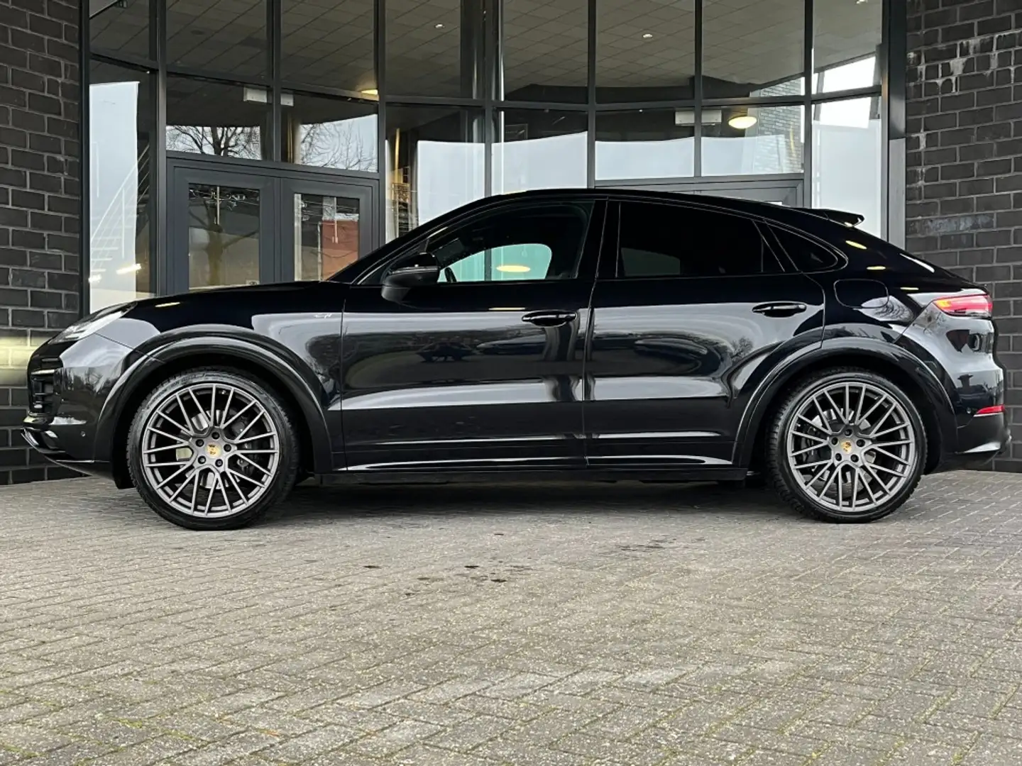 Porsche Cayenne COUPE 3.0 E-HYBRID - ORG. NL. - SPORT CHR. - PANO Zwart - 2