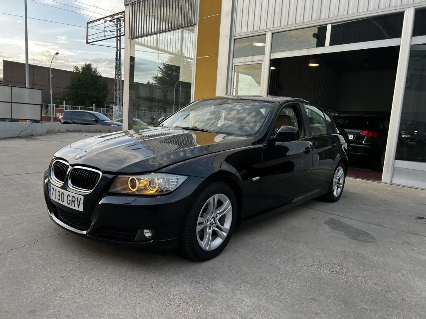 BMW 320 320d Schwarz - 1