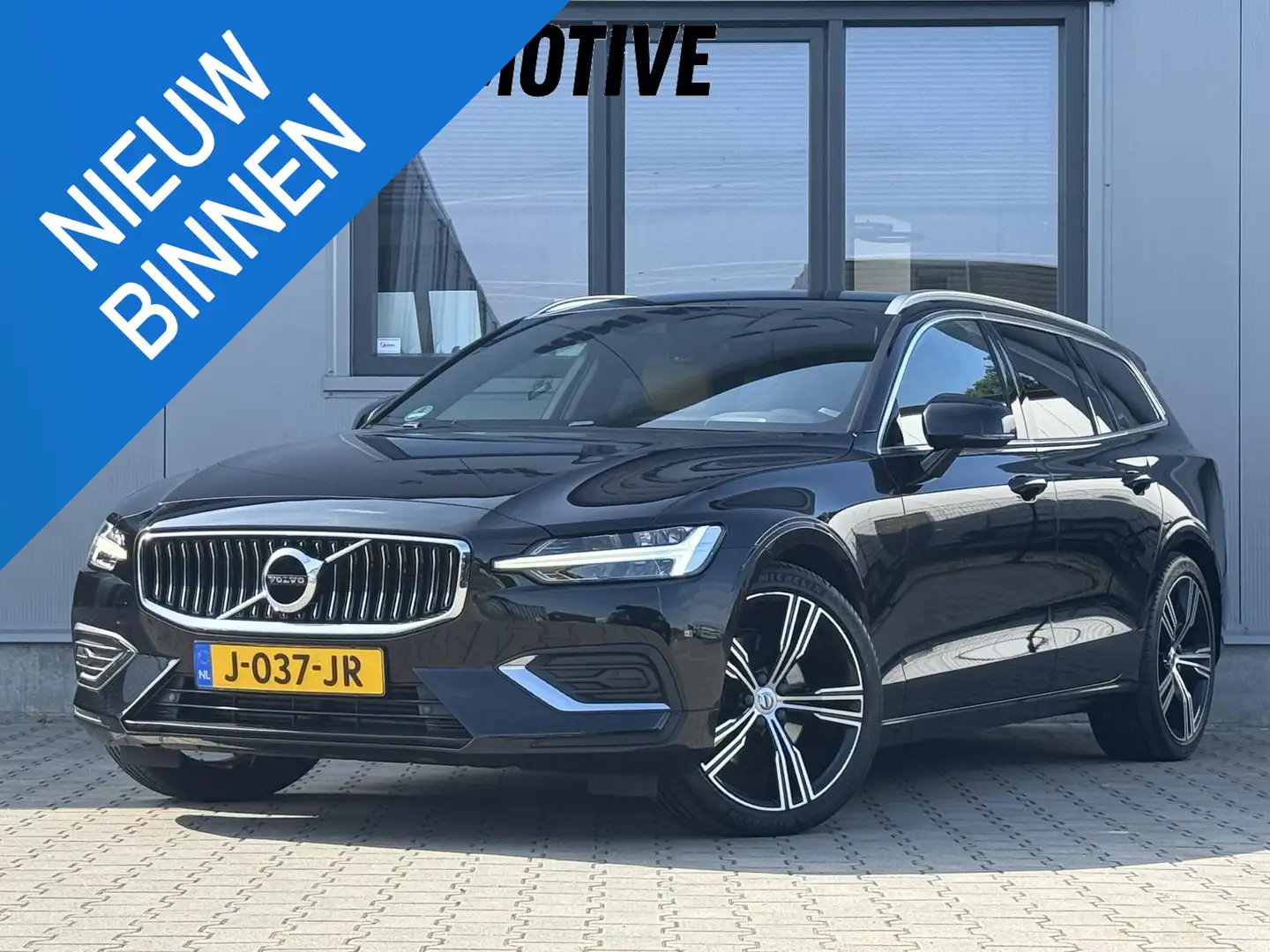 Volvo V60 2.0 T4 Inscription Trekhaak | Auto pilot | 19 inch Zwart - 1