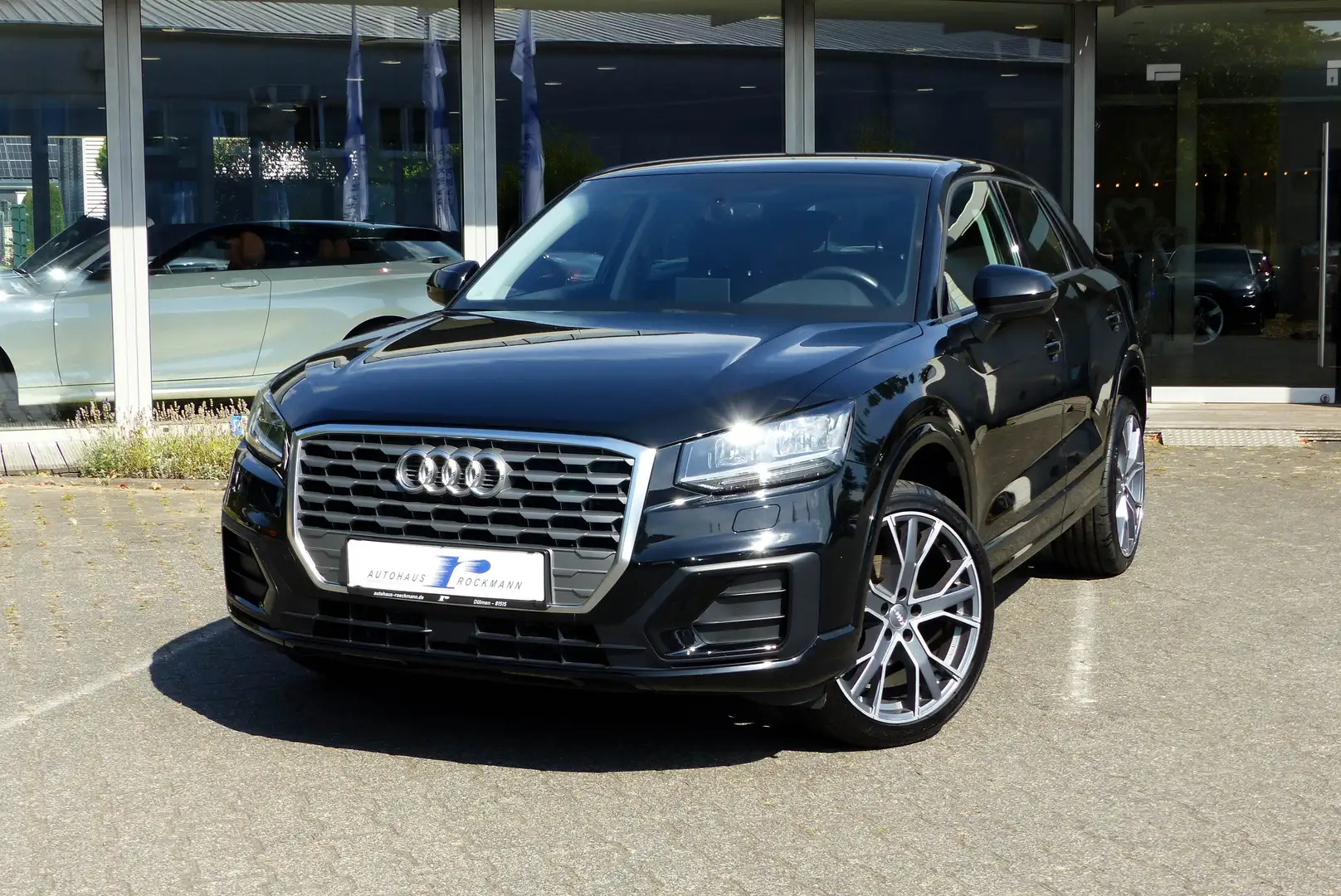 Audi Q2 35 TFSI sport Aut. AHK App PDC SHZ Schwarz - 2