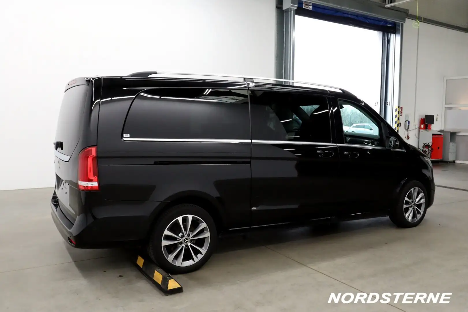 Mercedes-Benz V 300 V 300 d AVANTGARDE Extralang Black - 2