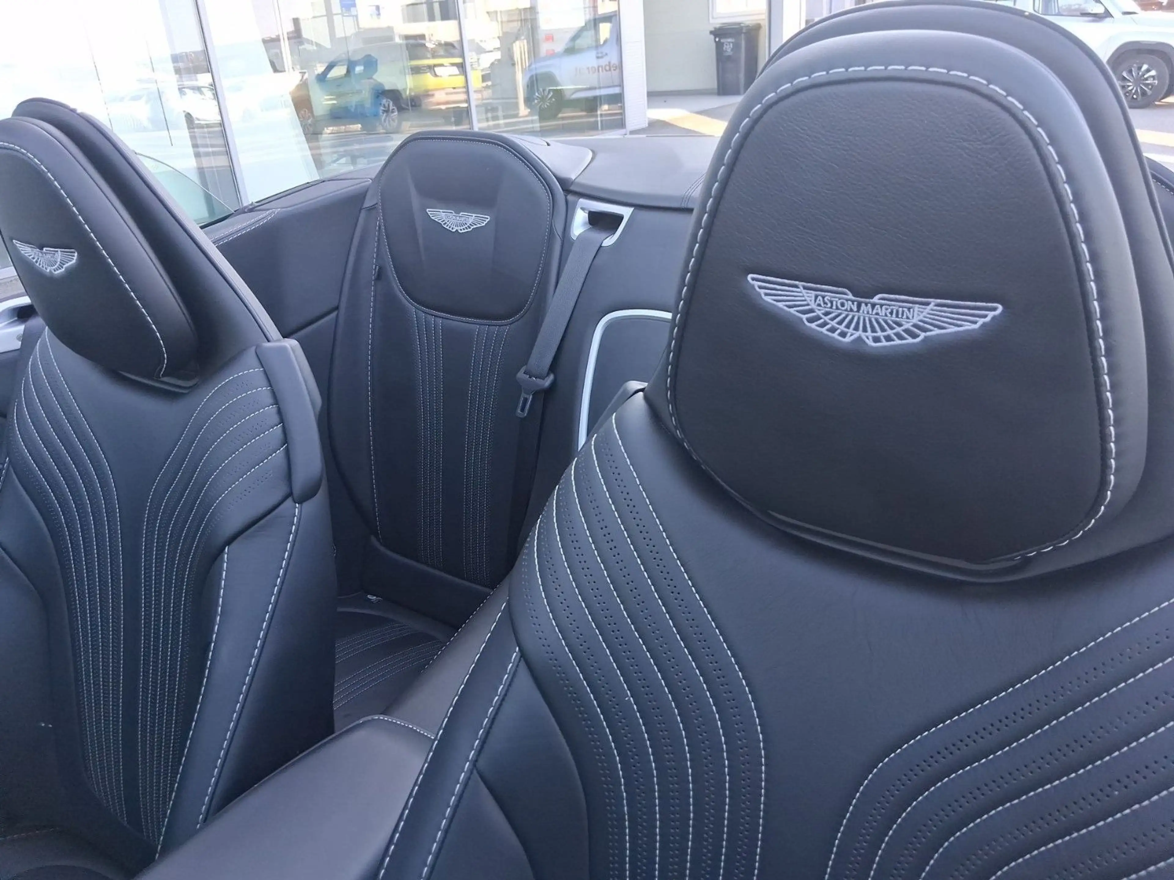 Aston Martin DB11 4.0 V8 Volante — photo 13