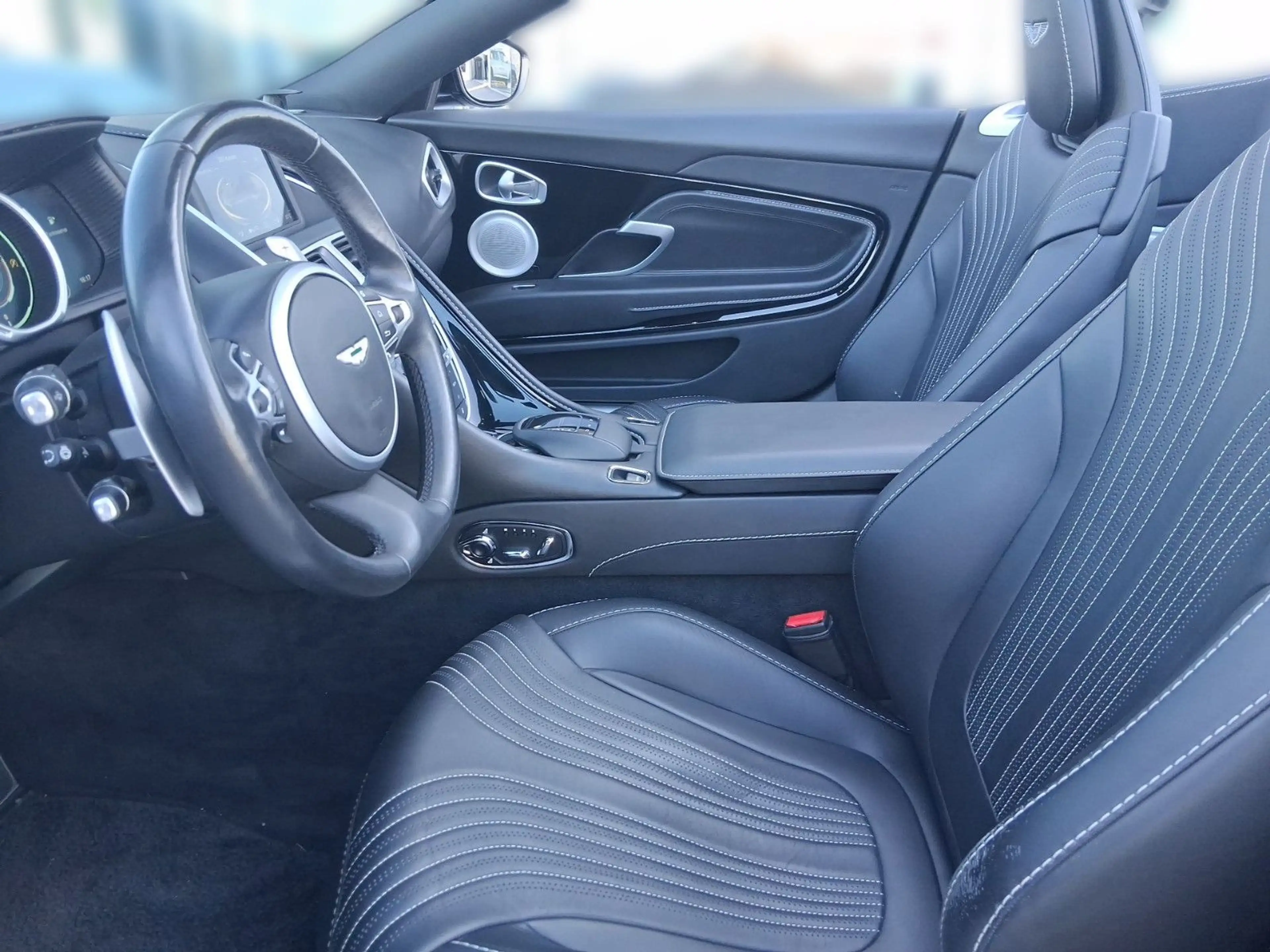 Aston Martin DB11 4.0 V8 Volante — photo 10