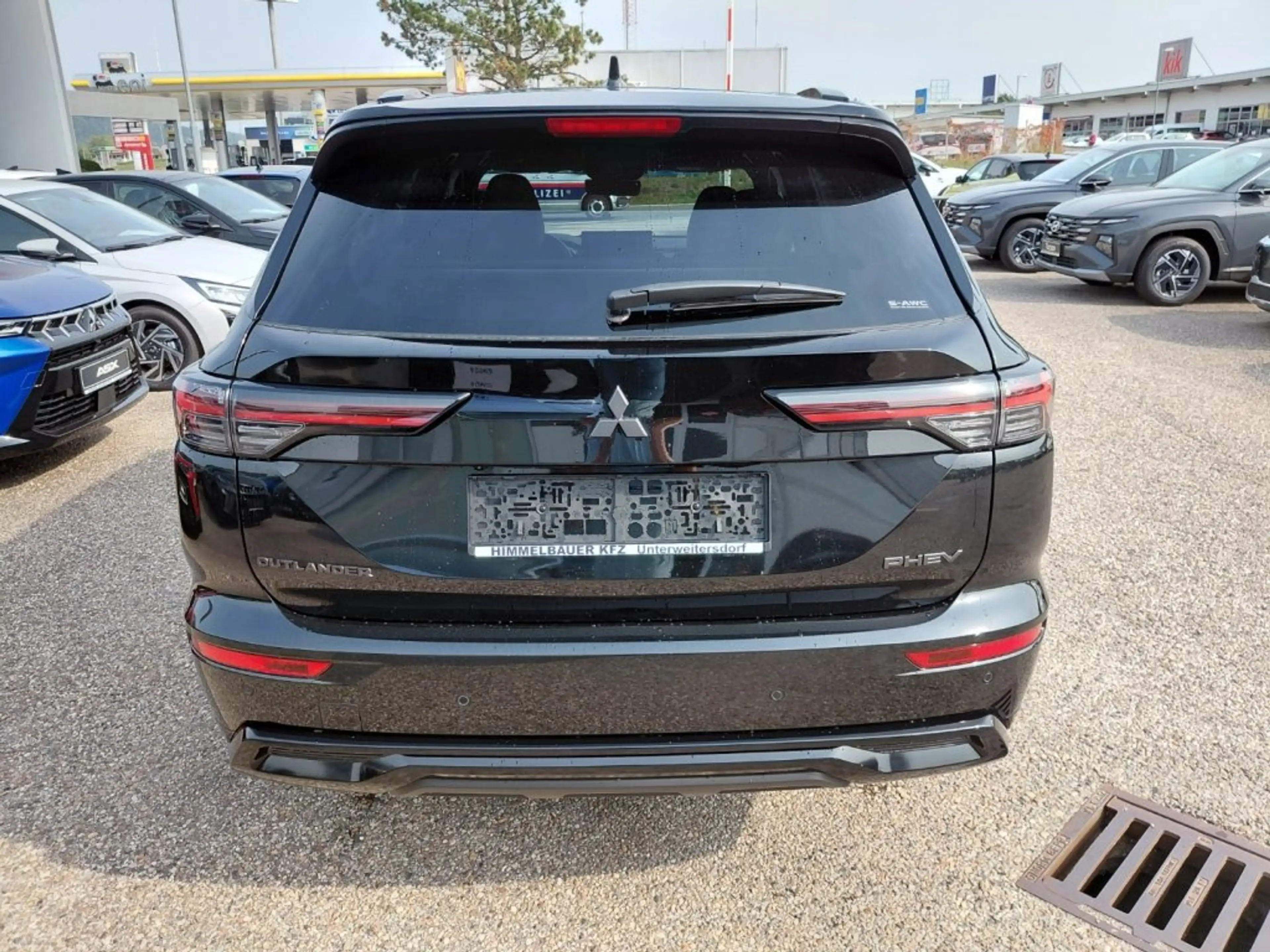 Mitsubishi Outlander PHEV 2,4 4WD Diam.Luxury Black Edt.AT — photo 4