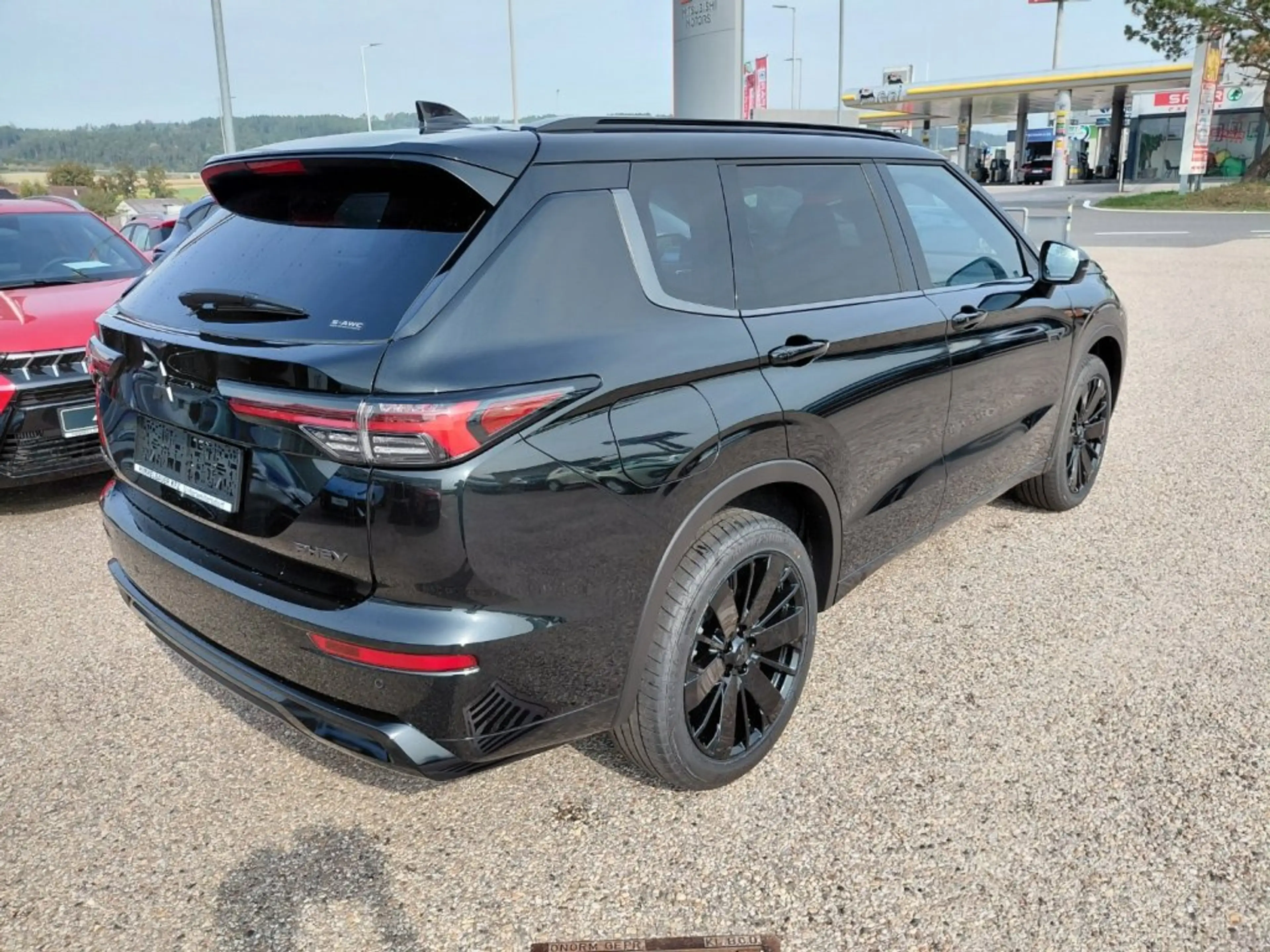 Mitsubishi Outlander PHEV 2,4 4WD Diam.Luxury Black Edt.AT — photo 3