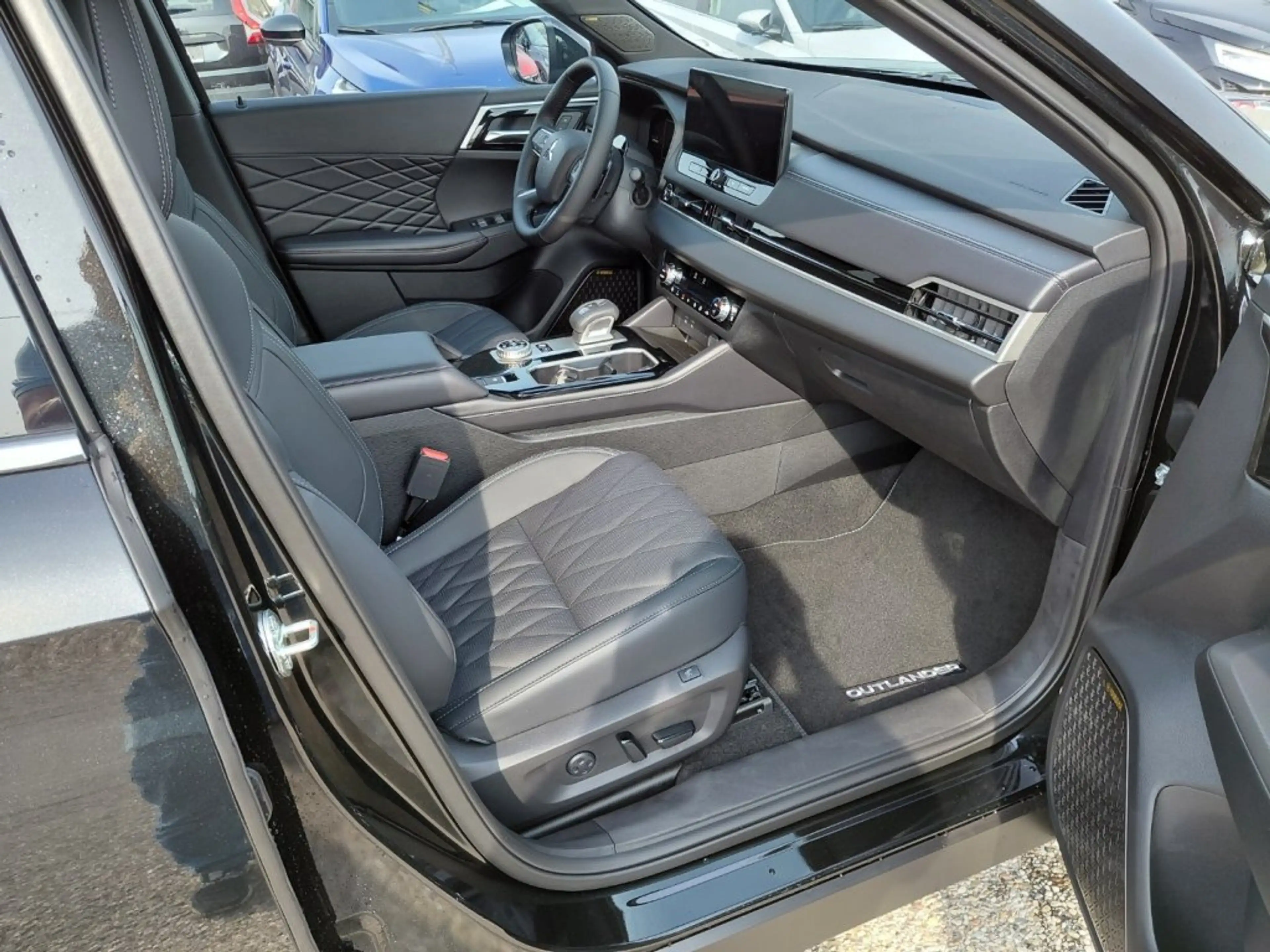 Mitsubishi Outlander PHEV 2,4 4WD Diam.Luxury Black Edt.AT — photo 9