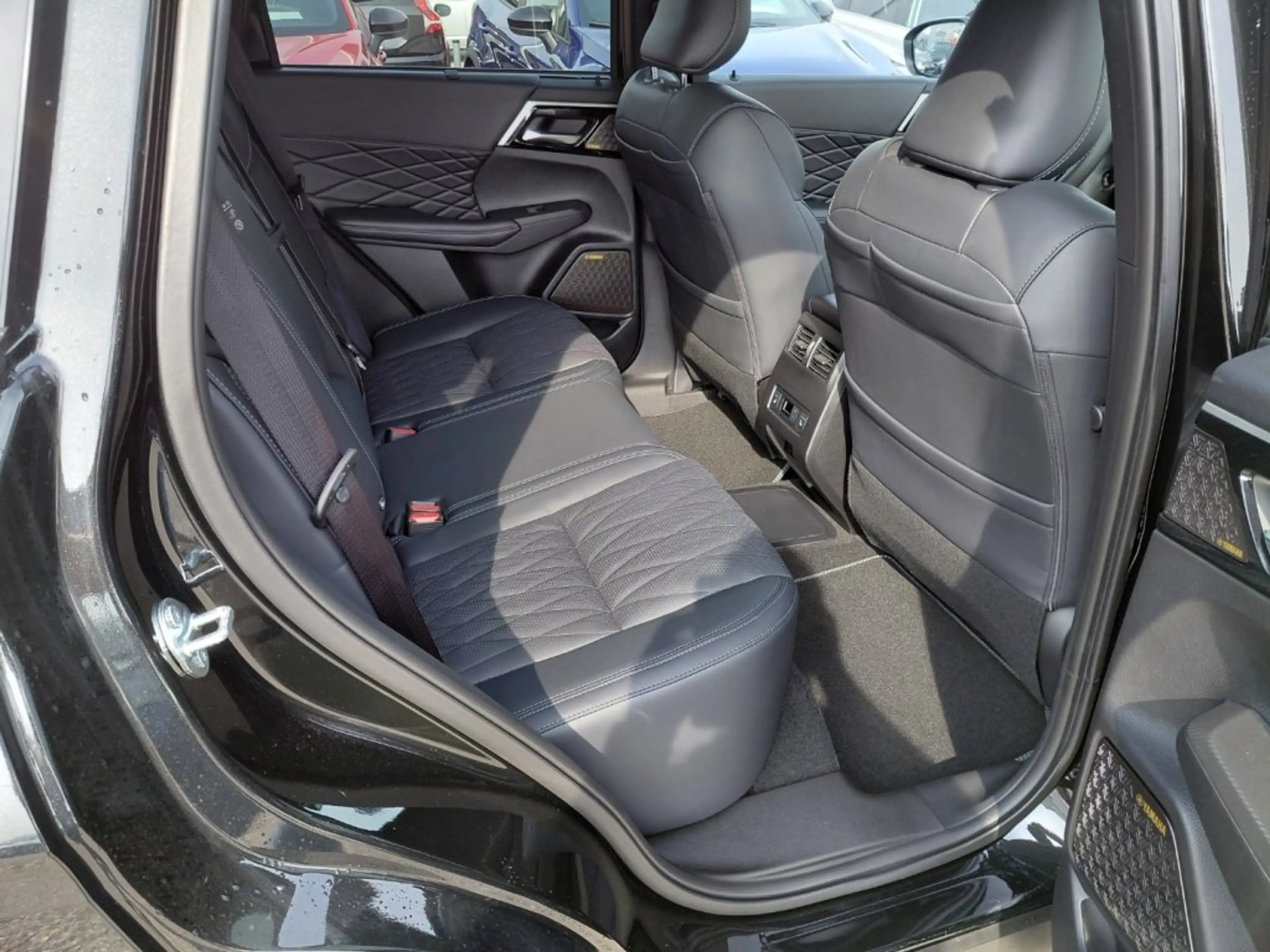 Mitsubishi Outlander PHEV 2,4 4WD Diam.Luxury Black Edt.AT — photo 8