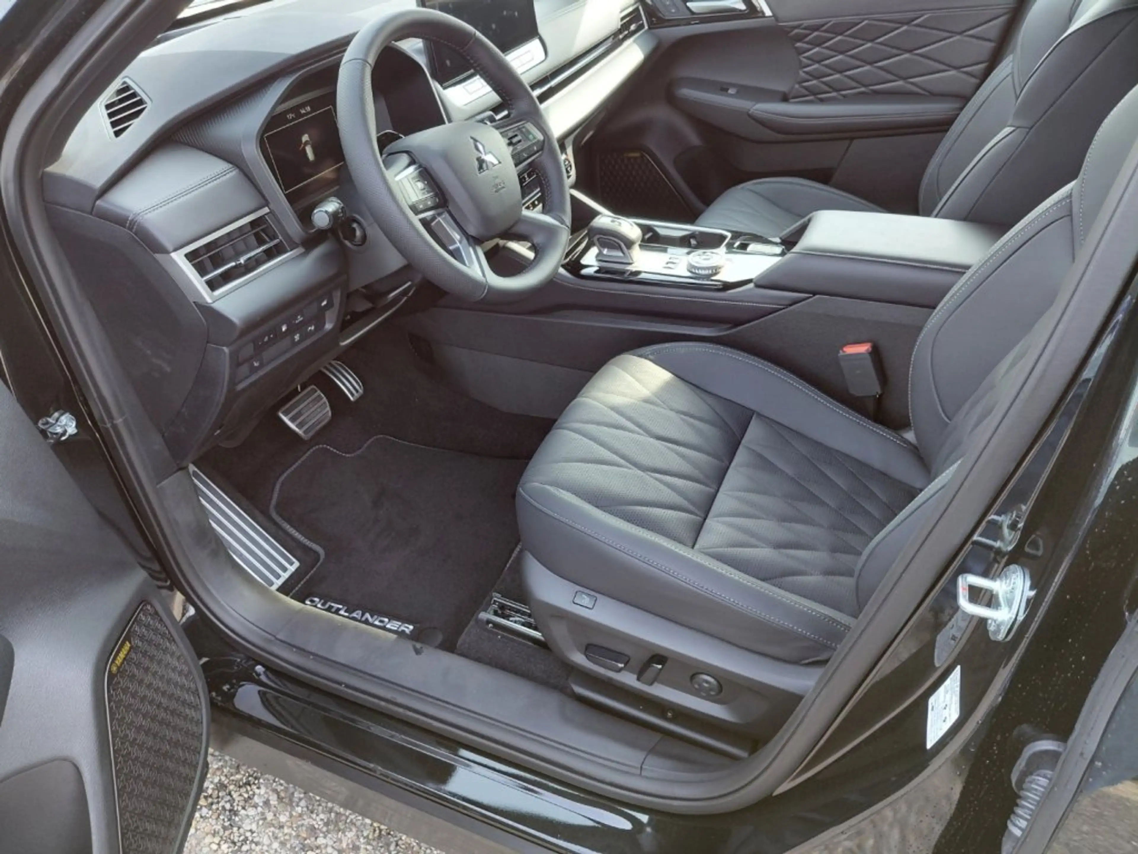 Mitsubishi Outlander PHEV 2,4 4WD Diam.Luxury Black Edt.AT — photo 14