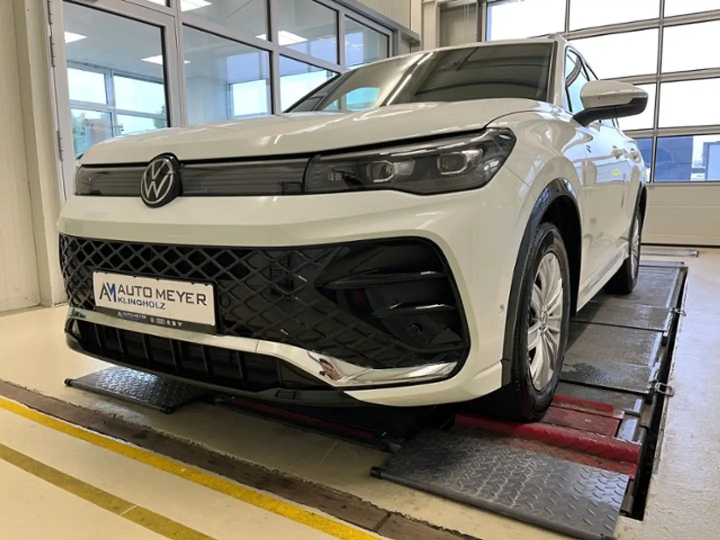Volkswagen Tiguan R-Line 1.5 eTSI DSG ACC Kamera LED-Plus App Conec Weiß - 2