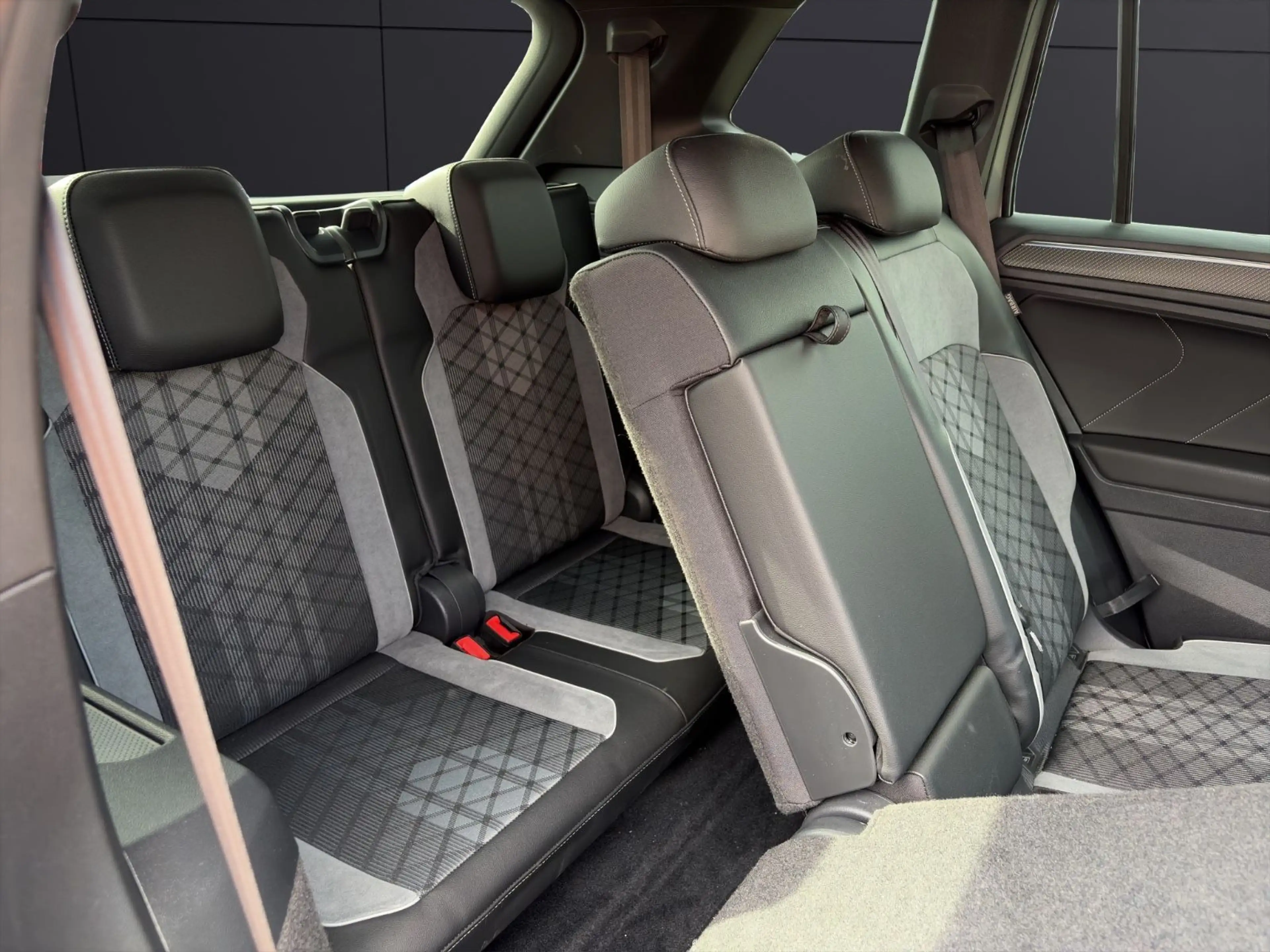 Volkswagen Tiguan Allspace R-Line 4Motion *7 Sitzer*AHK* — photo 12