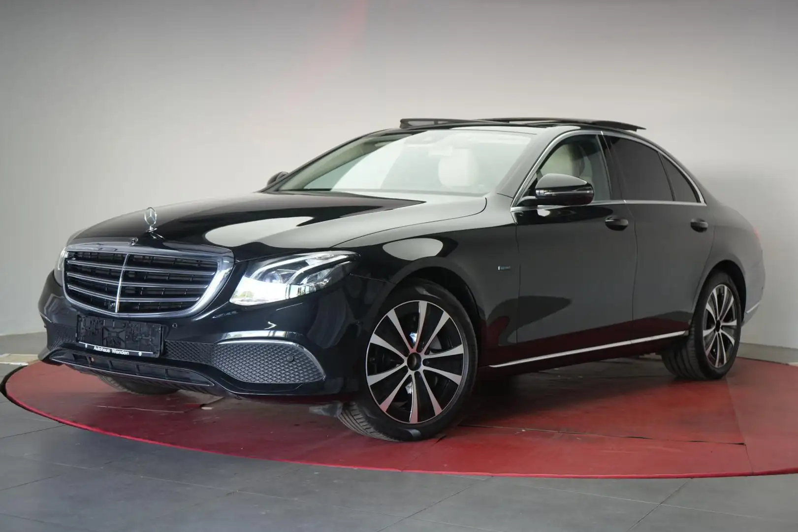 Mercedes-Benz E 300 e 9G-Tronic Navi/Leder/Temp/Kamera/Pano/Si Schwarz - 2