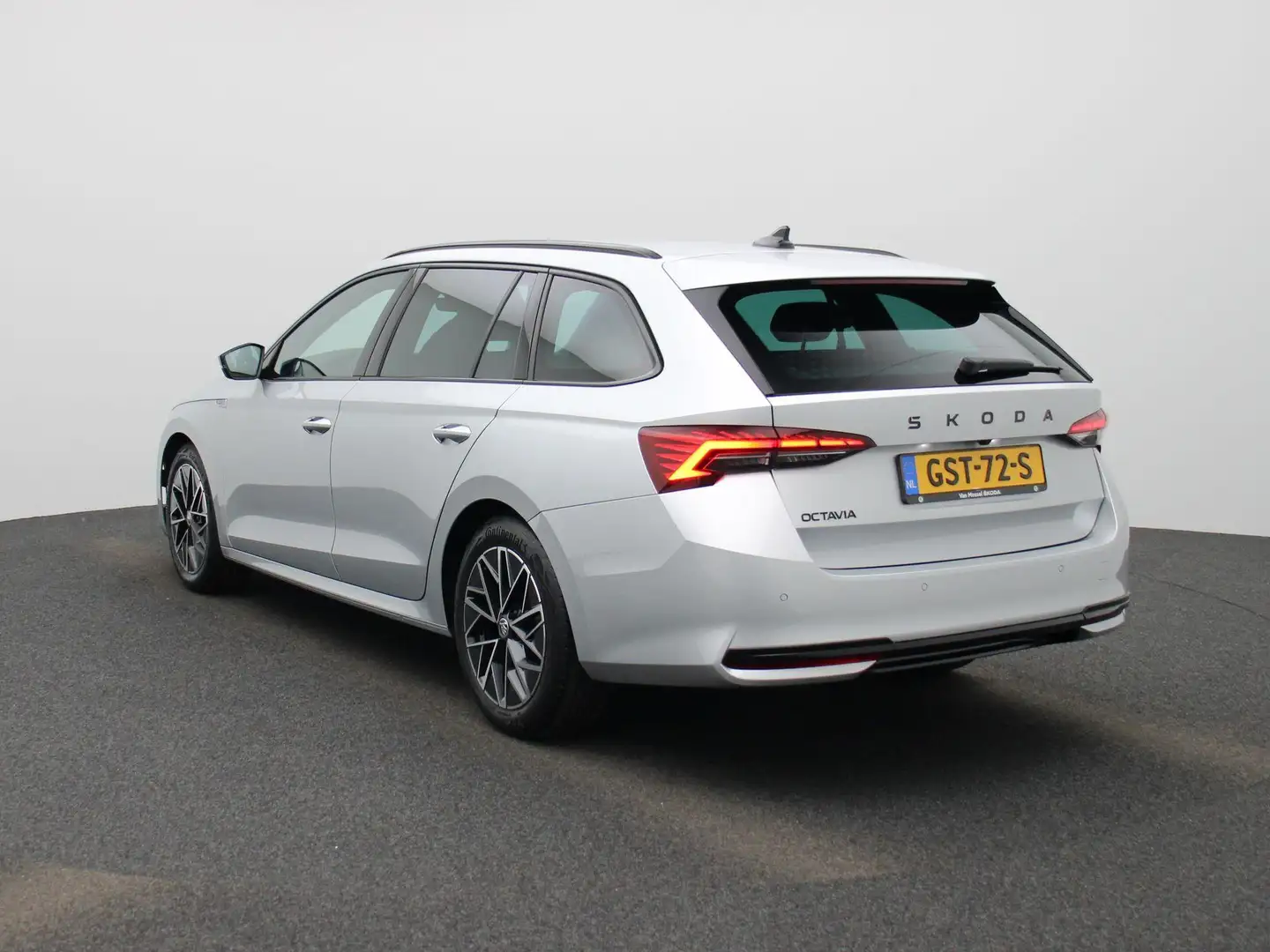 Skoda Octavia Combi 1.5 TSI MHEV Sportline Business Automaat | S Grijs - 2
