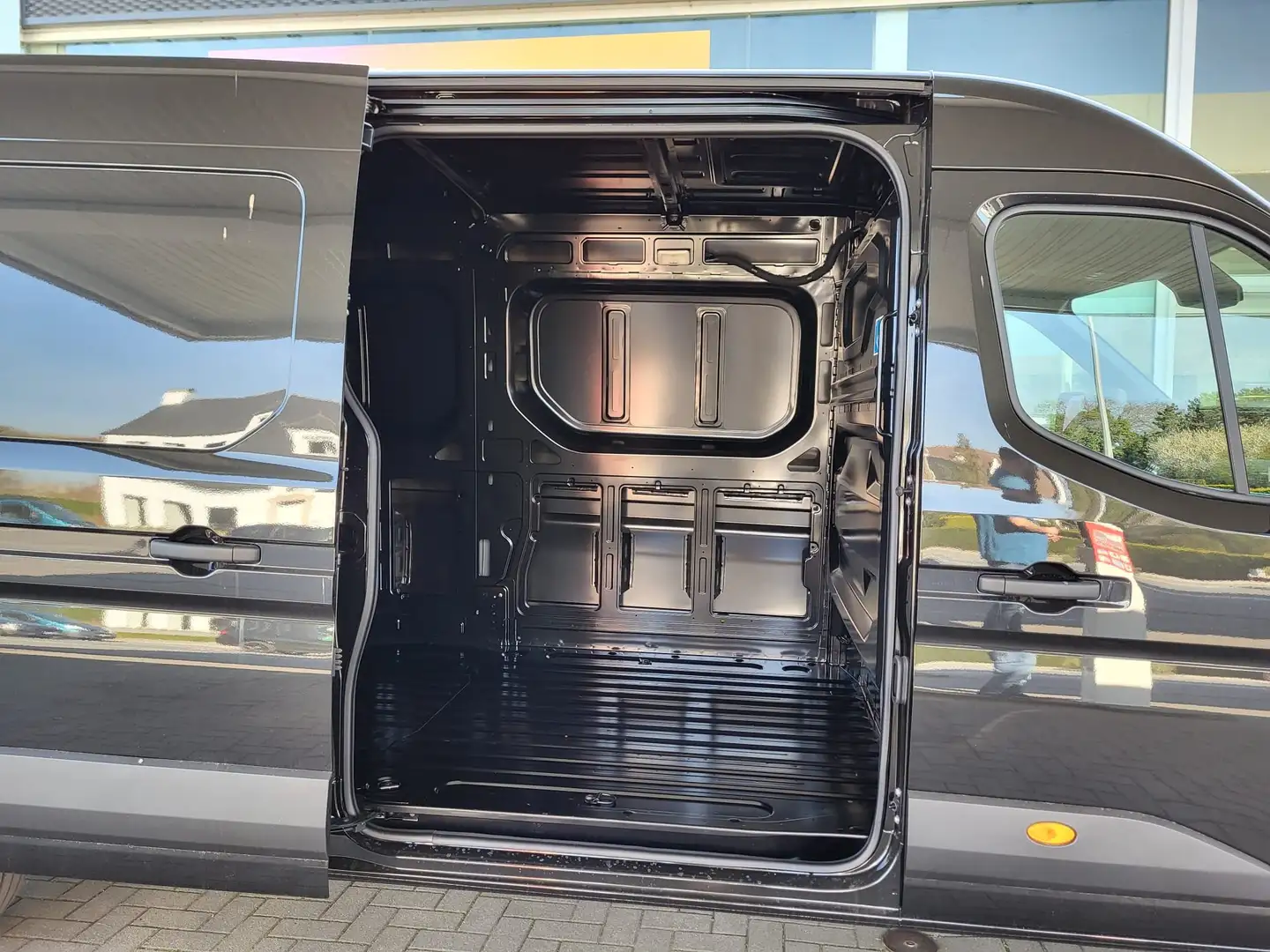 Renault Master Master Blue dCi 130 L2H2 VA Extra Zwart - 2