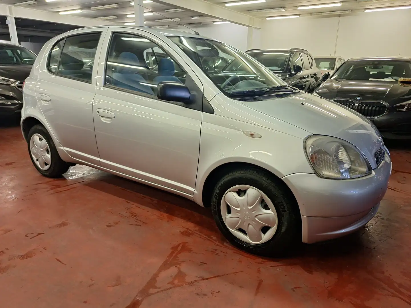 Toyota Yaris 1.0i 16v Linea Sol Zilver - 1