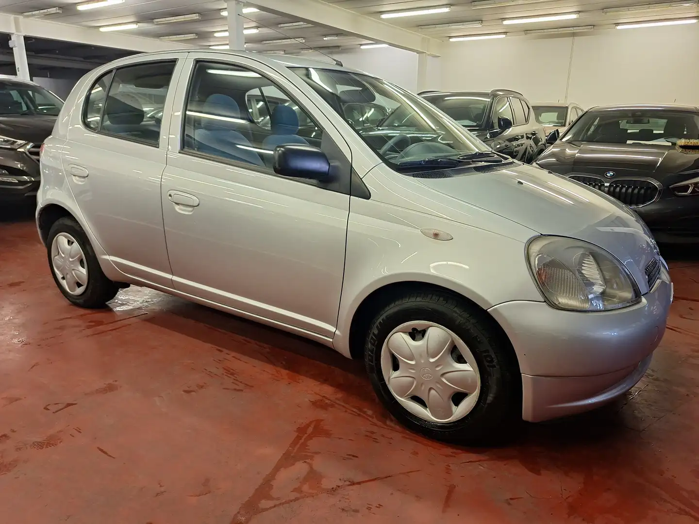 Toyota Yaris 1.0i 16v Linea Sol Zilver - 2