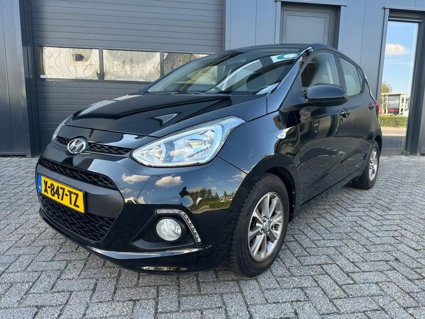 Hyundai i10 1.0i i-Motion Premium, Cruise, Stoel & Stuurverw, Zwart - 1
