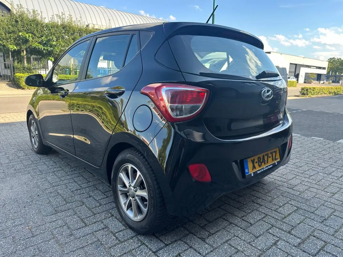 Hyundai i10 1.0i i-Motion Premium, Cruise, Stoel & Stuurverw, Zwart - 2