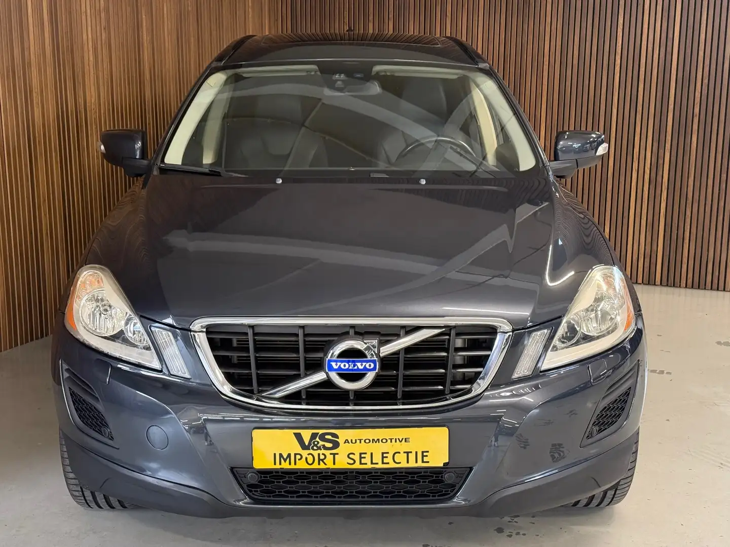 Volvo XC60 3.2 AWD Momentum - 43.240 KM Gris - 2