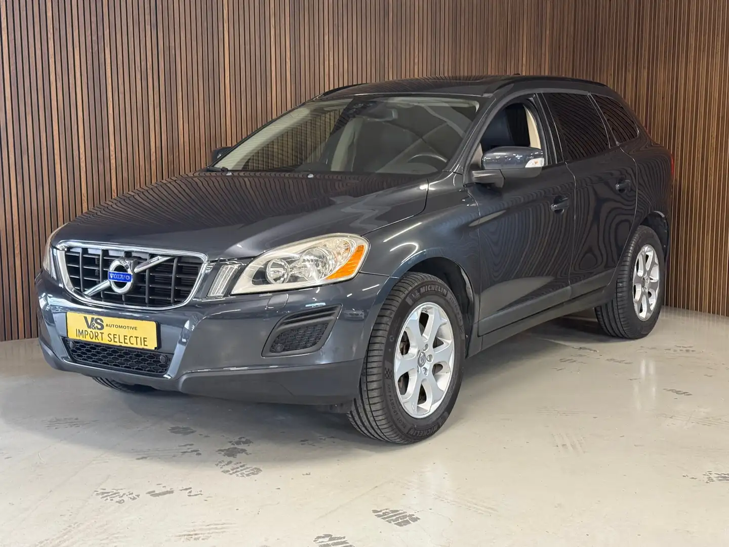 Volvo XC60 3.2 AWD Momentum - 43.240 KM Gris - 1