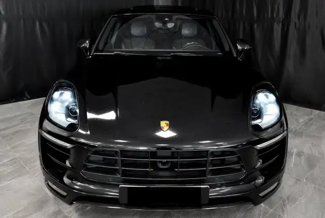 Porsche Macan view 3