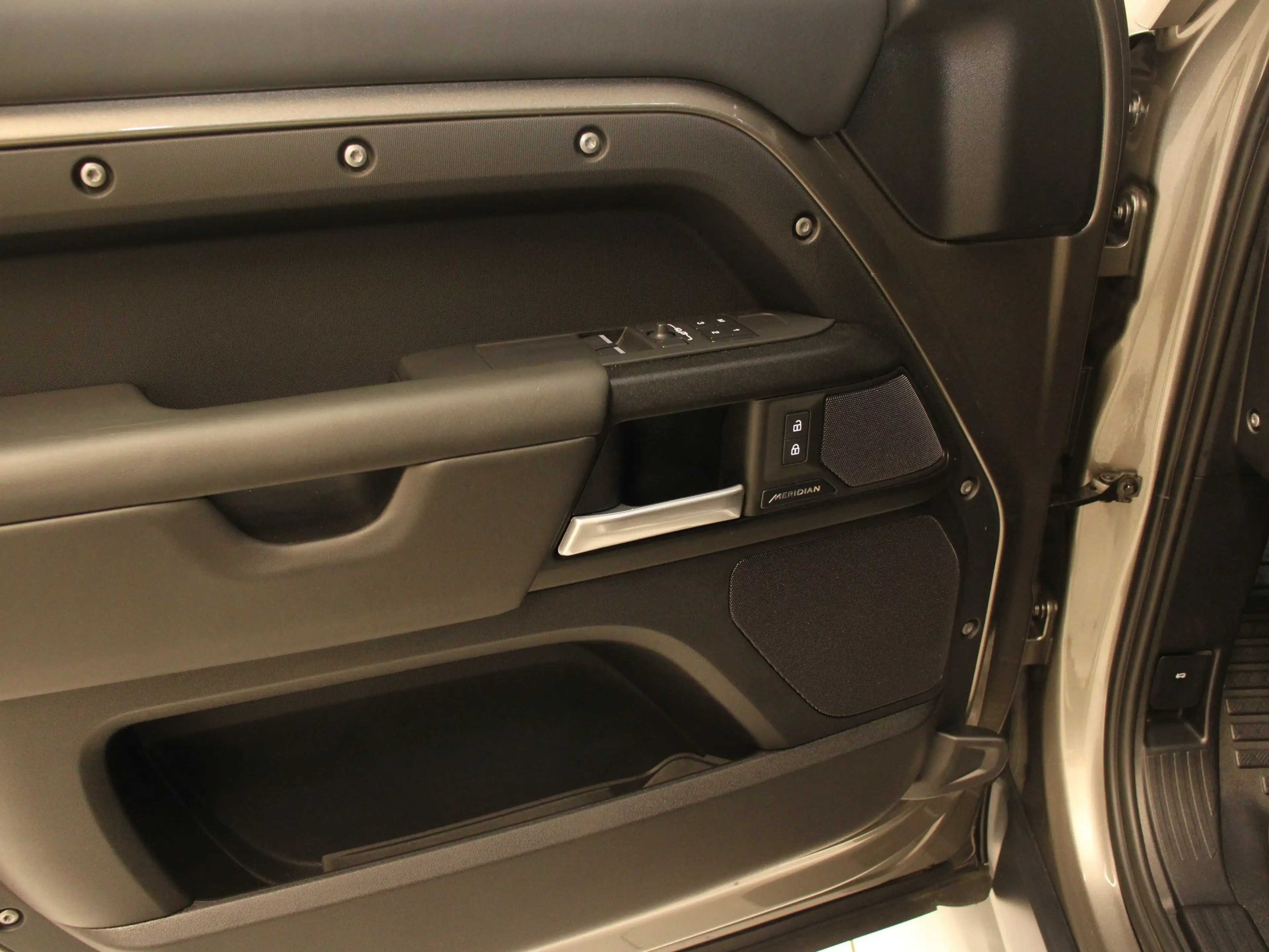 Land Rover Defender 90 P425 X AHK DAB WLAN Klimaaut. — photo 11