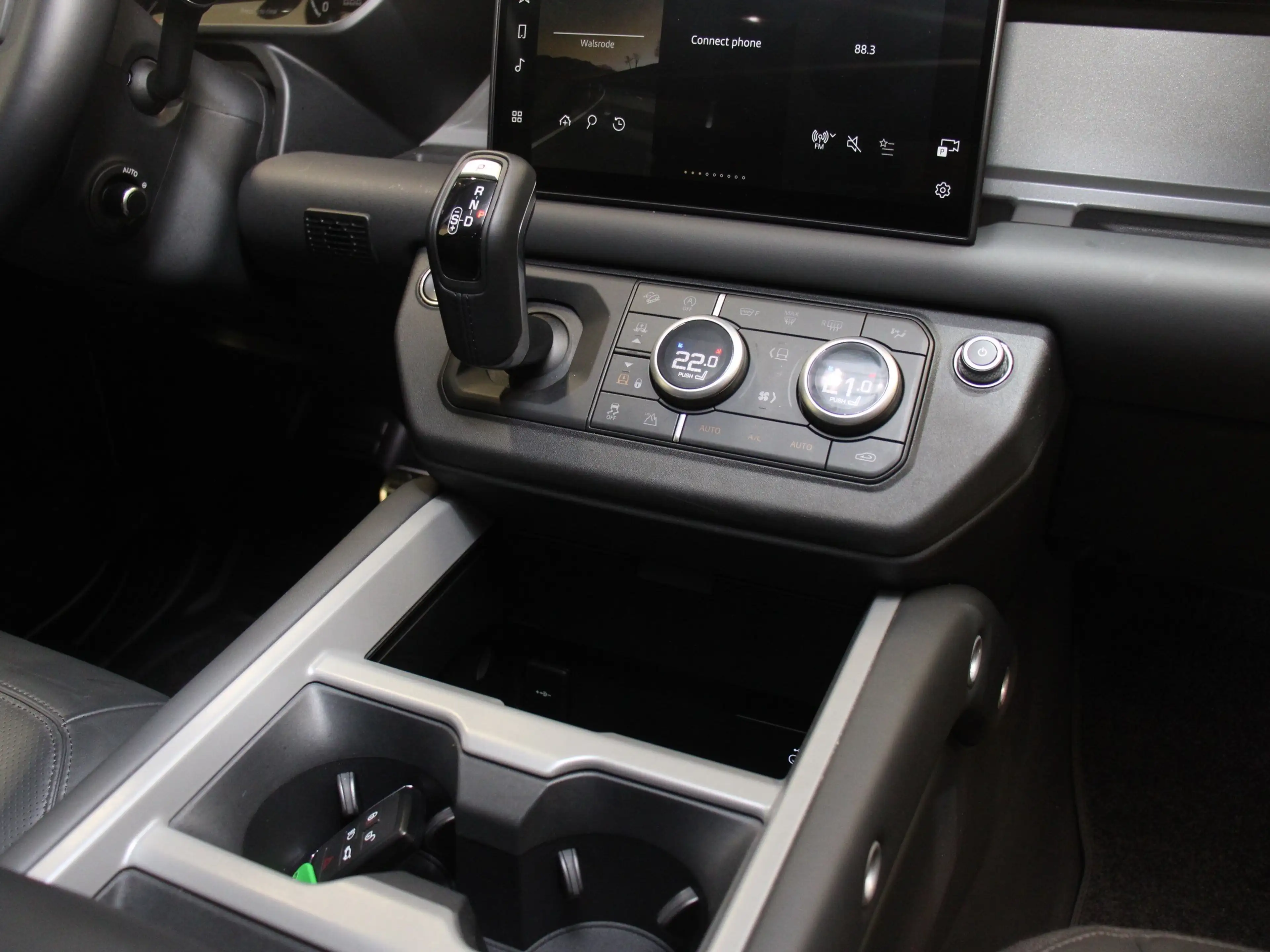 Land Rover Defender 90 P425 X AHK DAB WLAN Klimaaut. — photo 7
