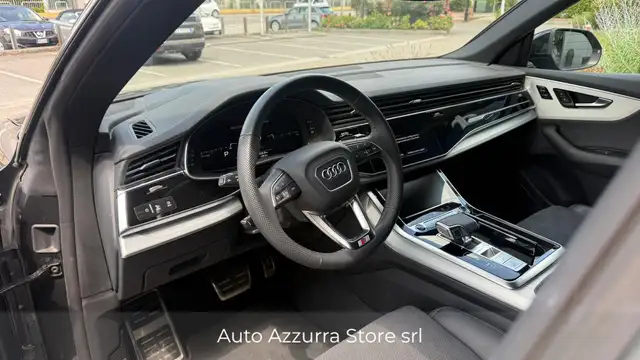 Audi Q8 view 10