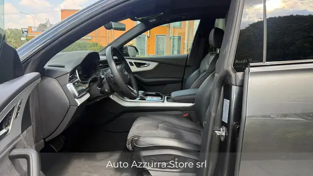 Audi Q8 view 9
