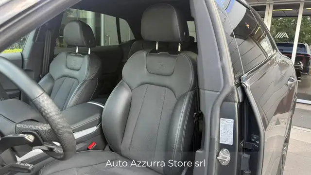 Audi Q8 view 8