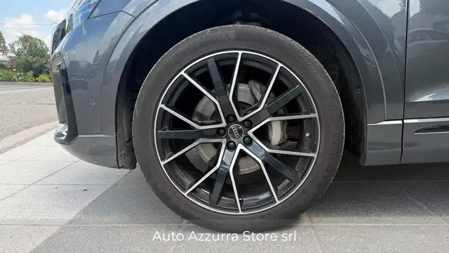 Audi Q8 view 6